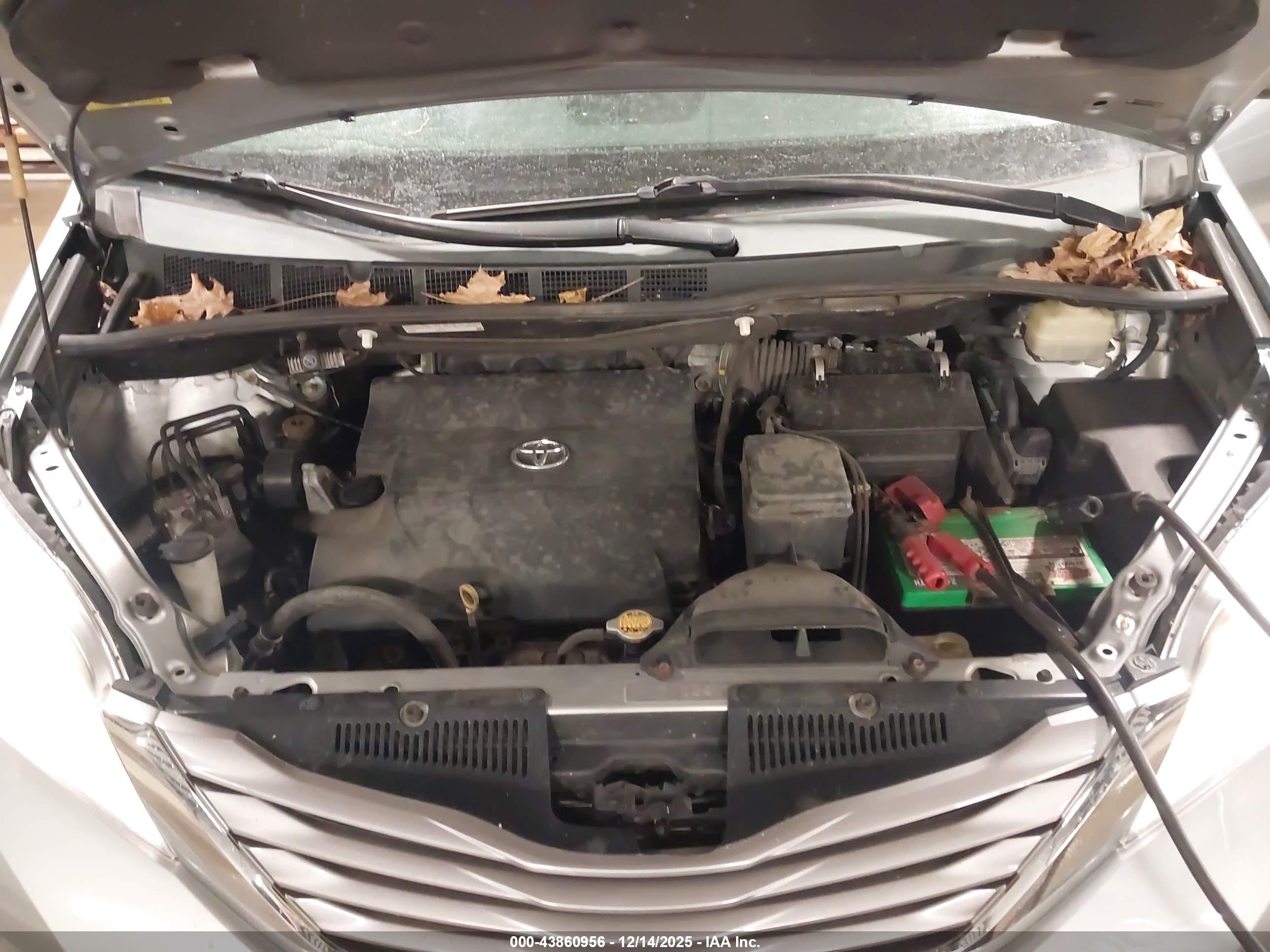 TOYOTA SIENNA image 10