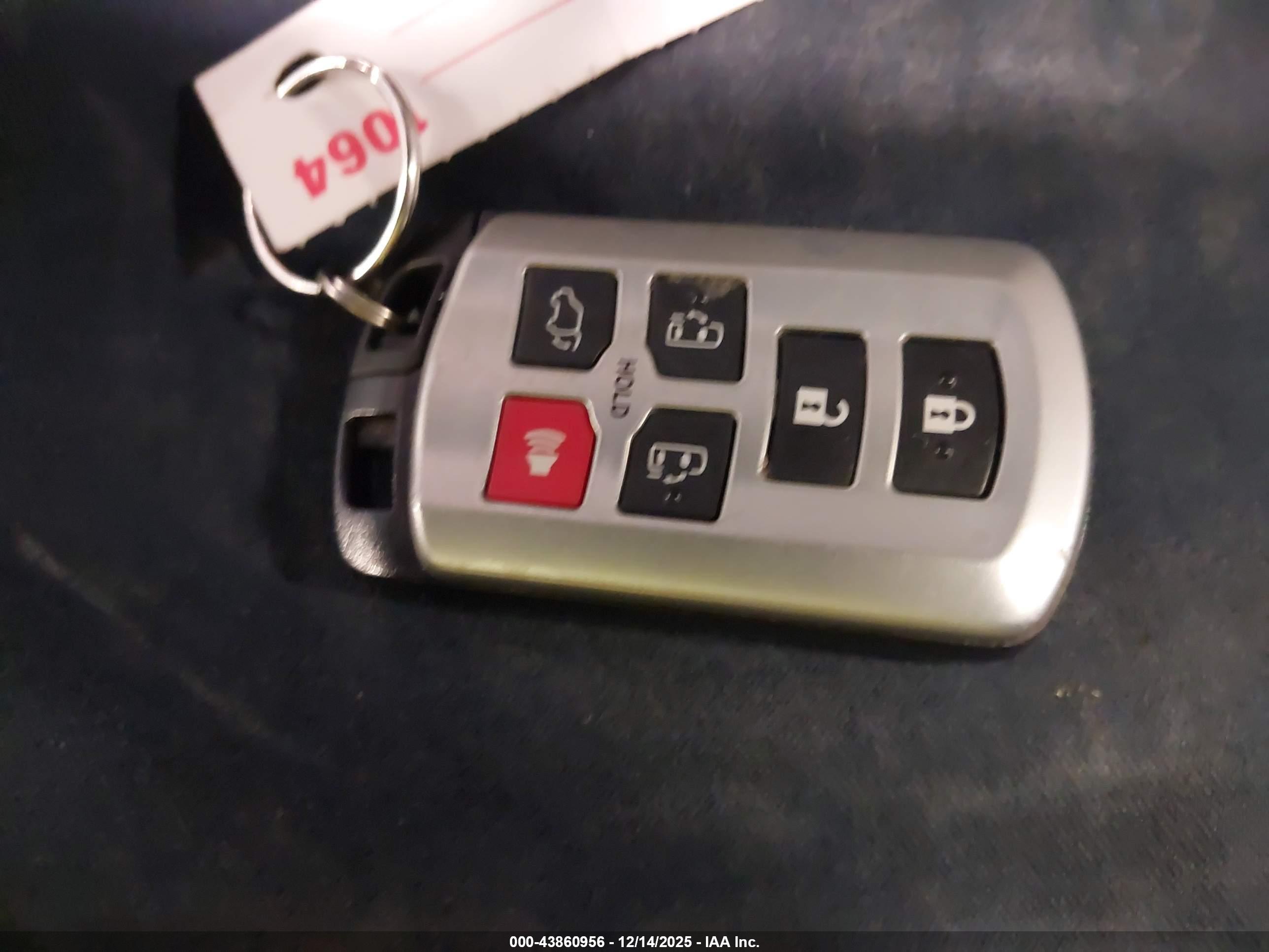 TOYOTA SIENNA image 11