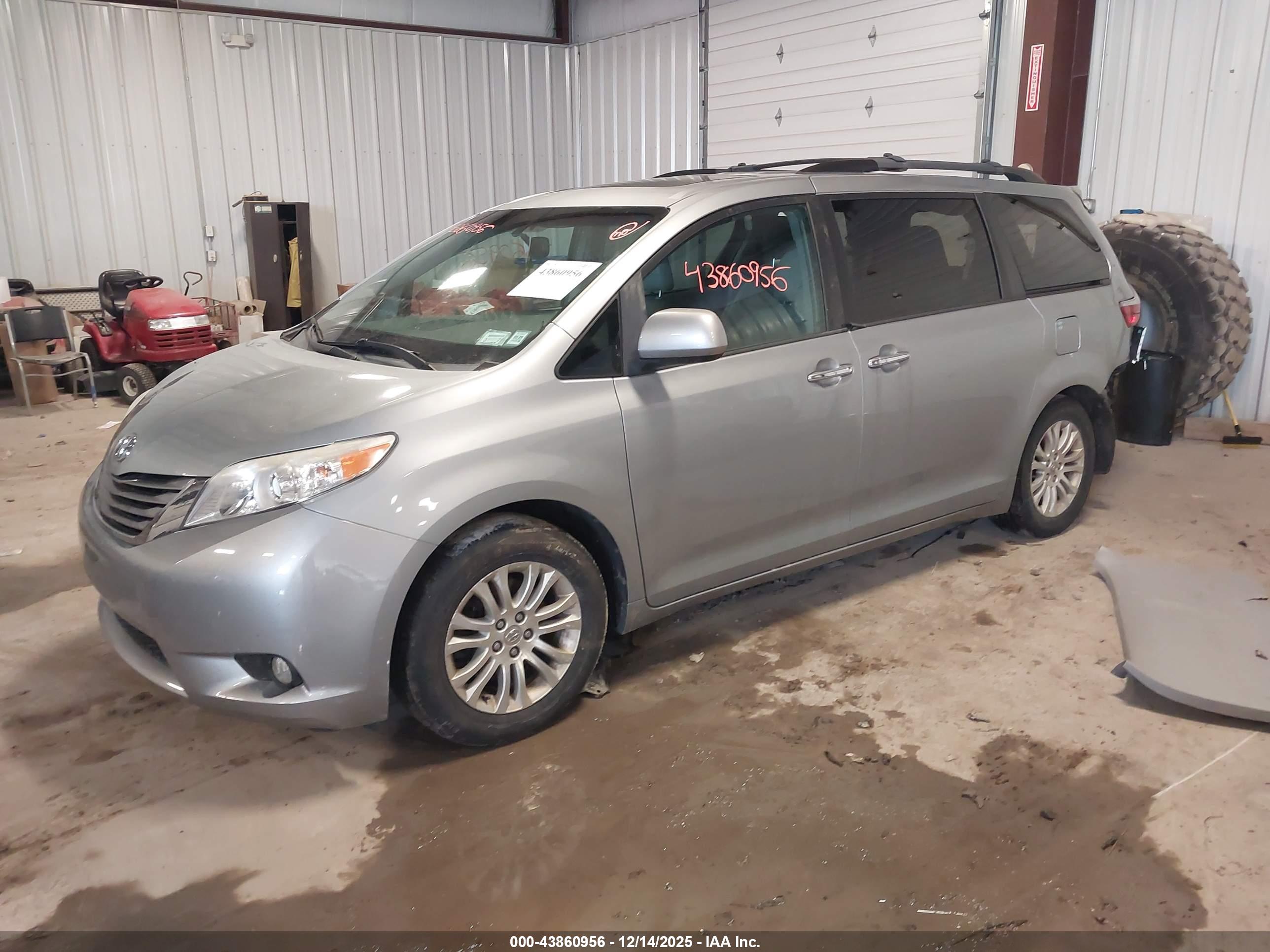 TOYOTA SIENNA image 2