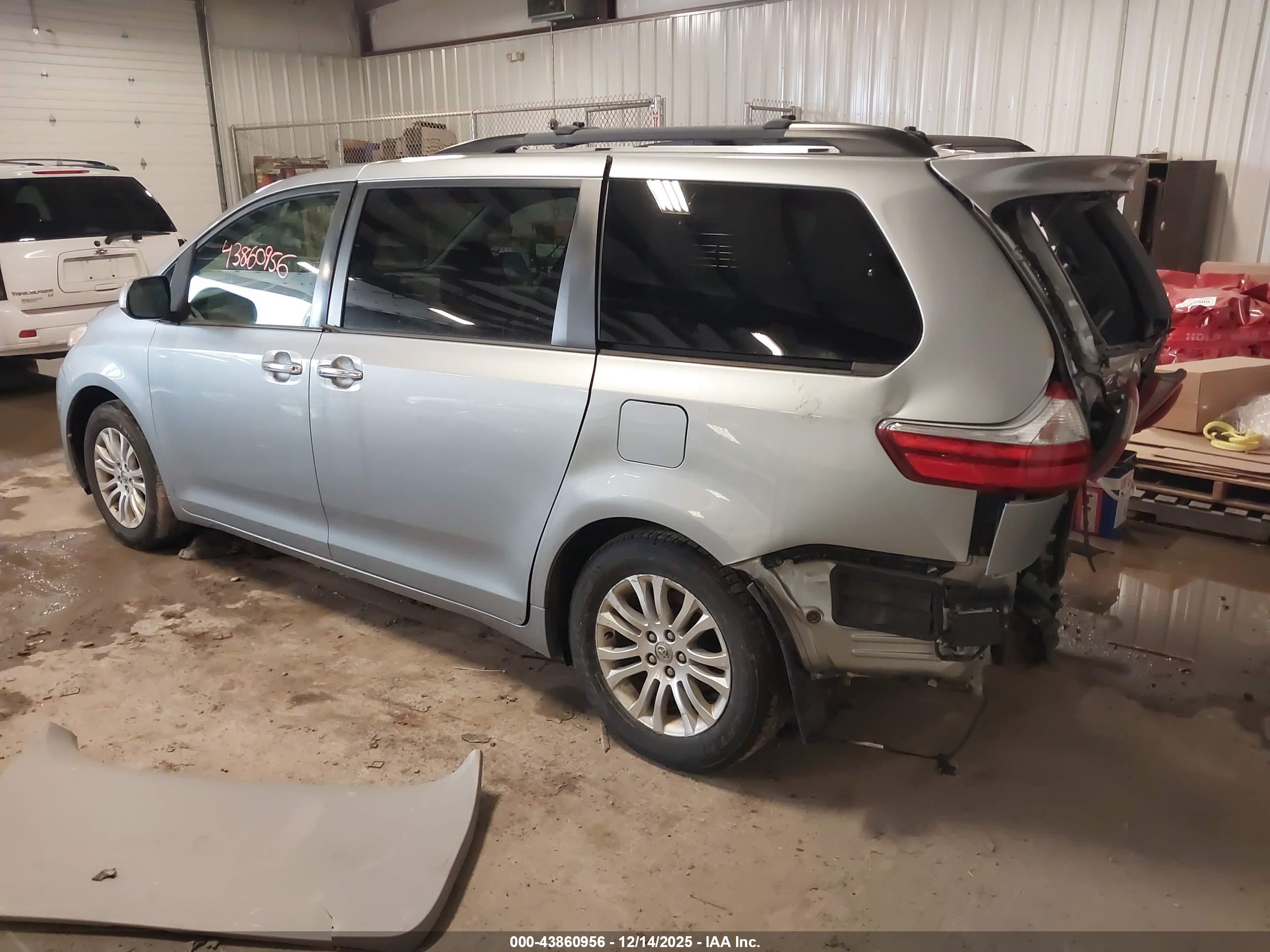 TOYOTA SIENNA image 3