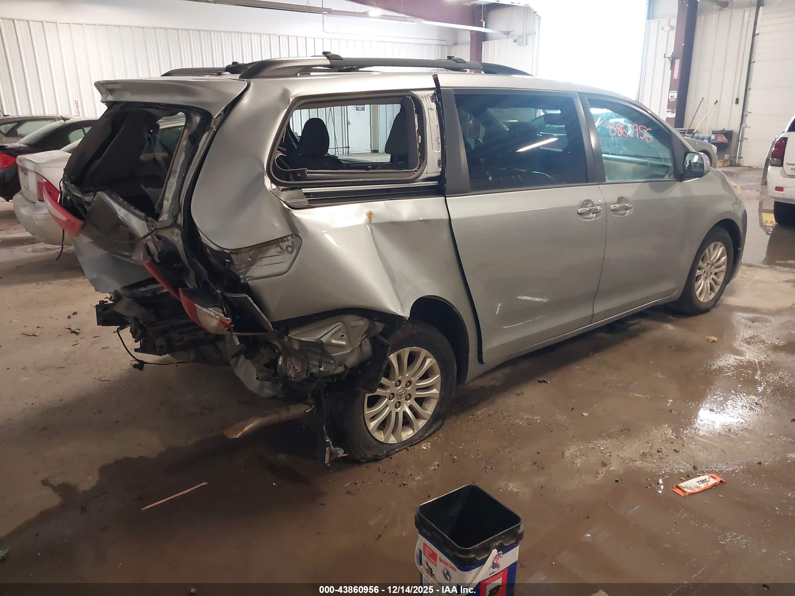 TOYOTA SIENNA image 4