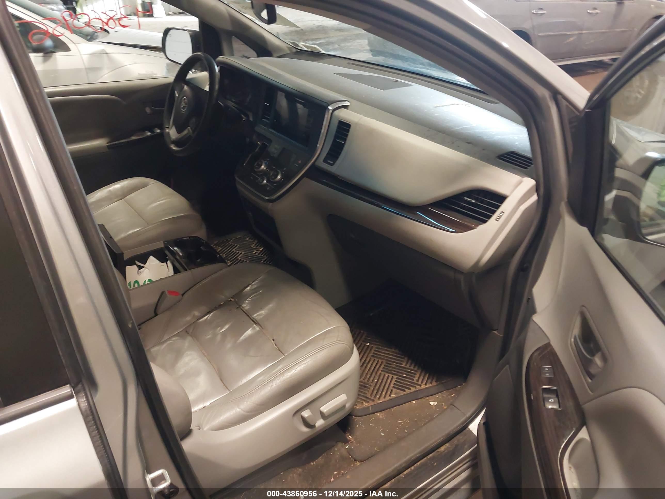 TOYOTA SIENNA image 5