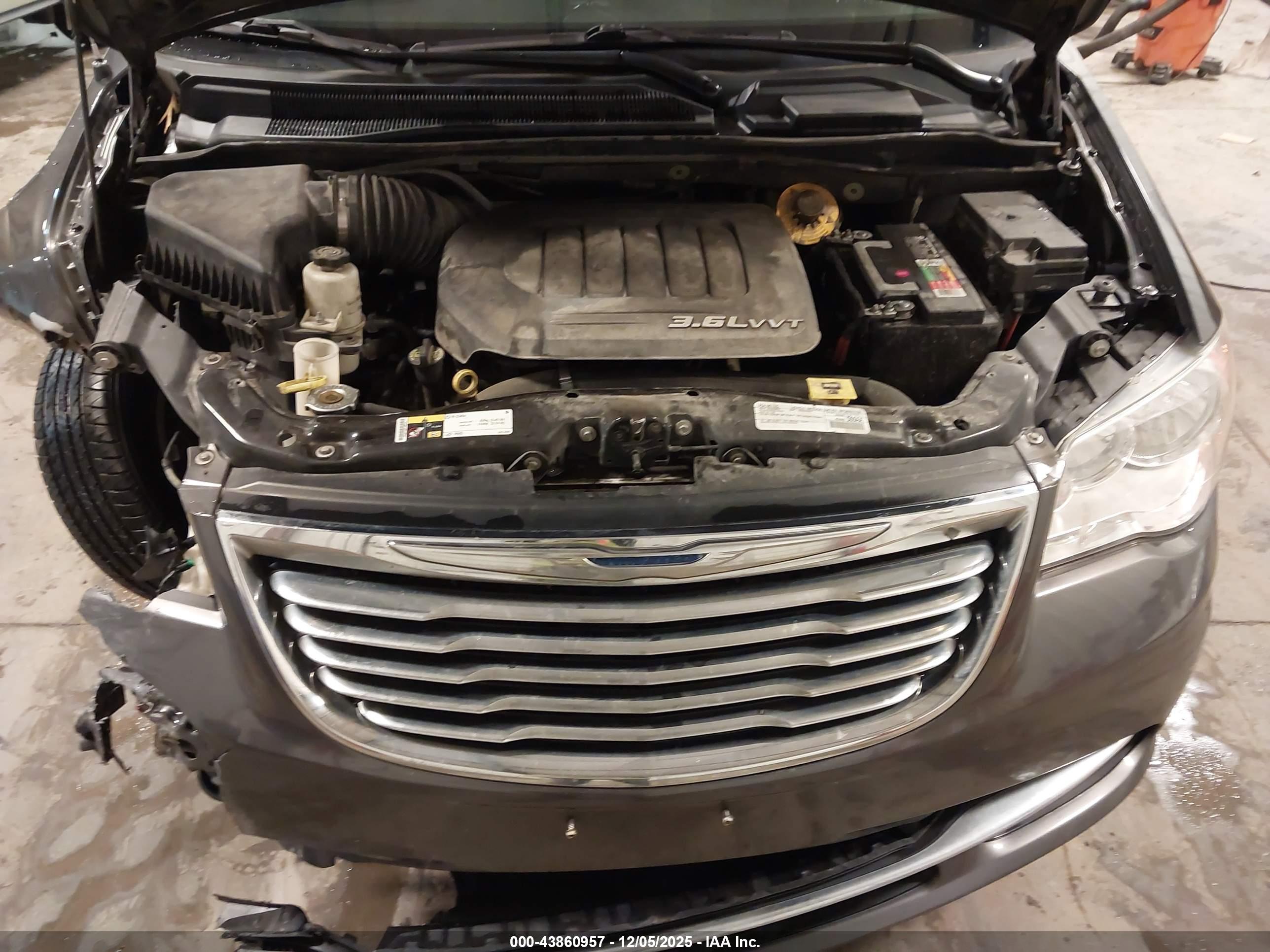 CHRYSLER TOWN image 10