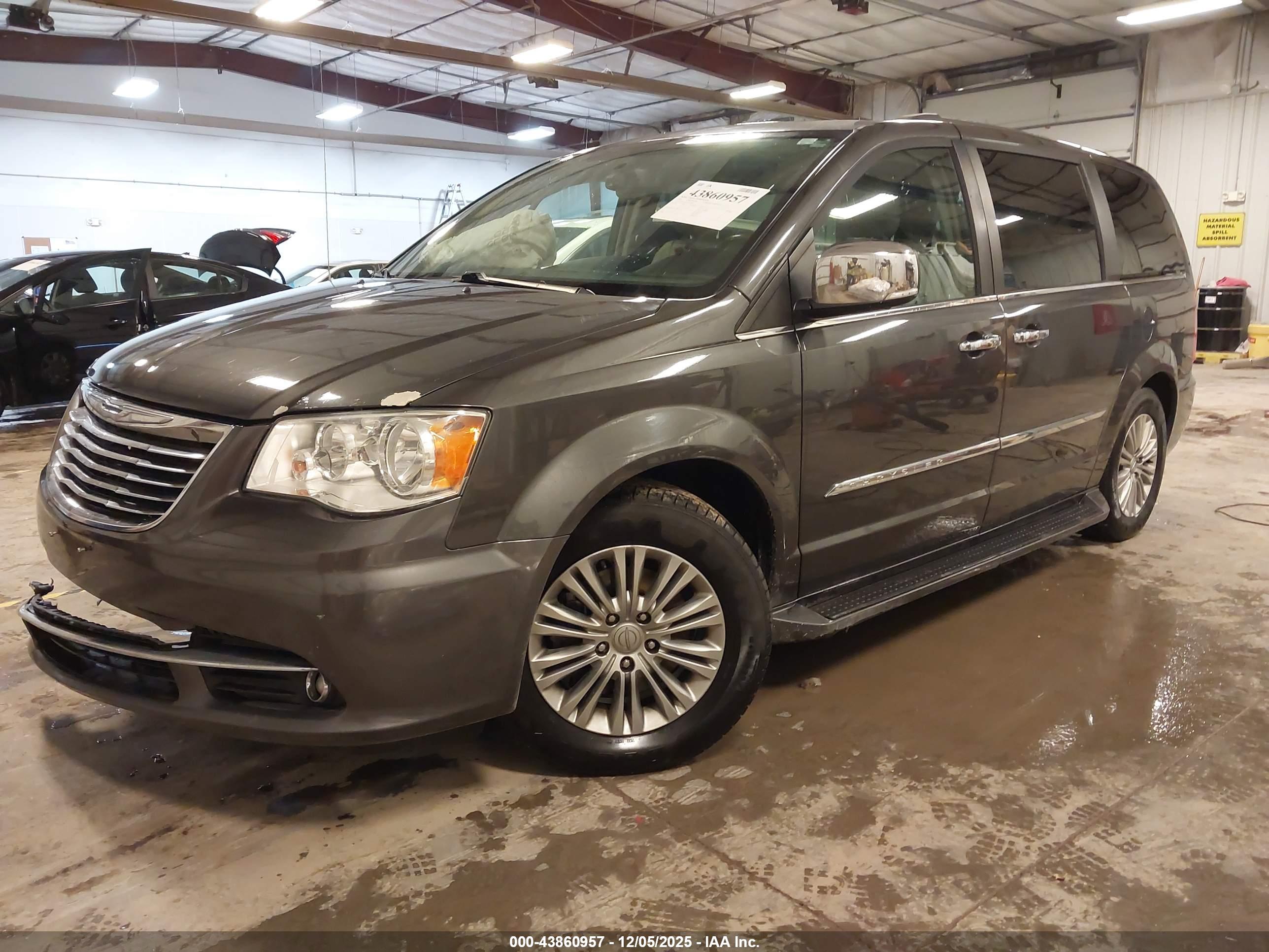 CHRYSLER TOWN image 2