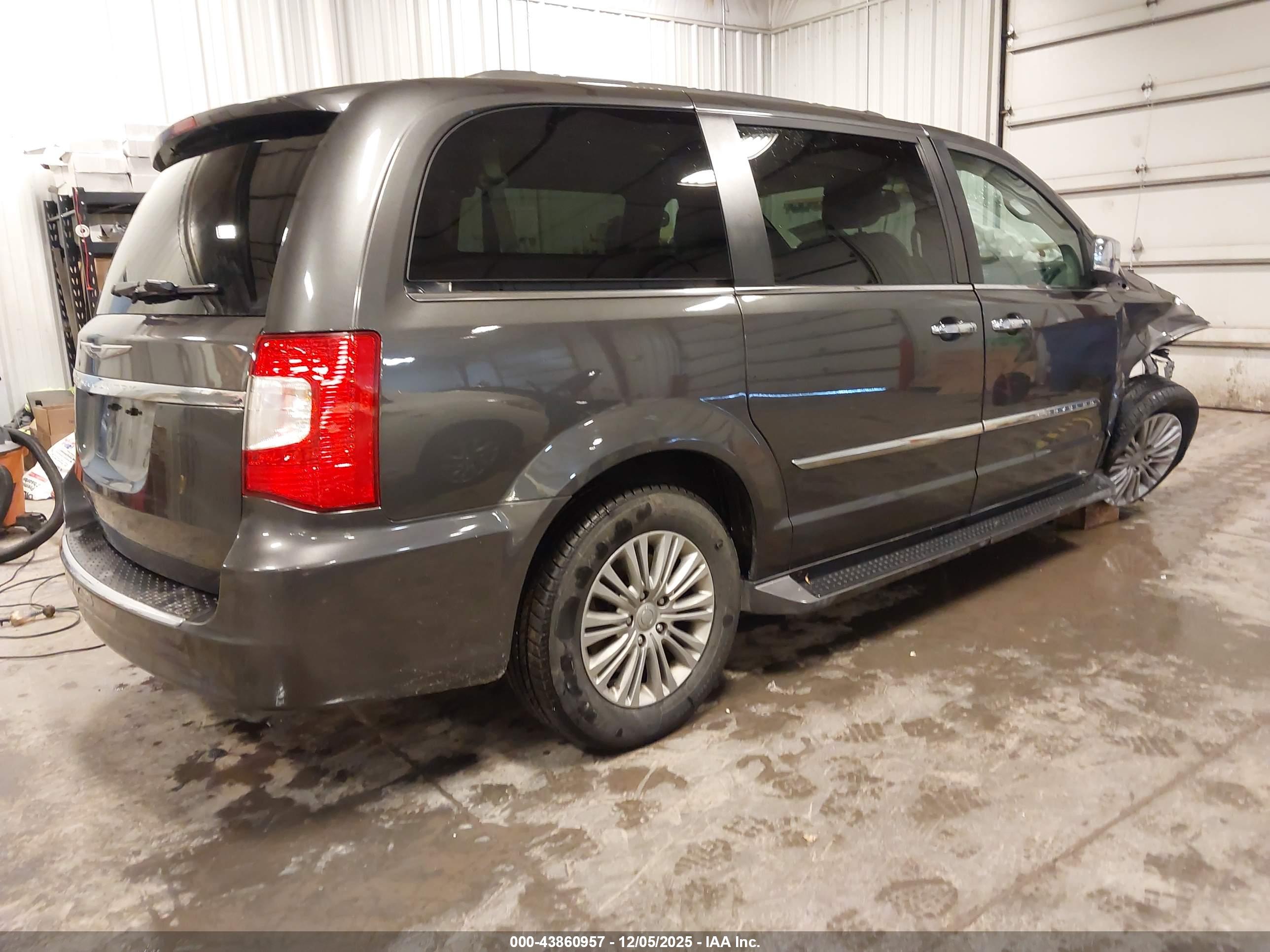 CHRYSLER TOWN image 4
