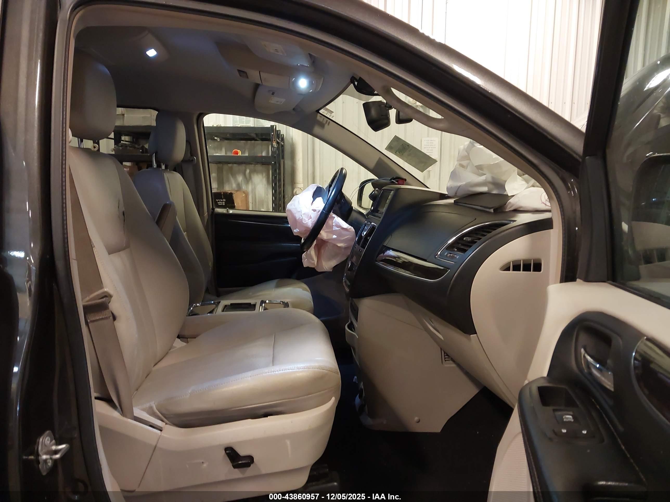 CHRYSLER TOWN image 5