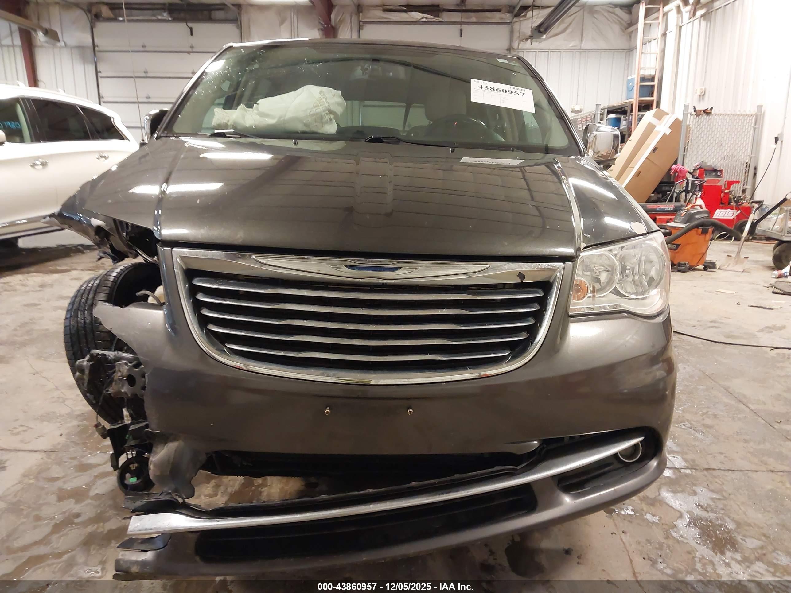 CHRYSLER TOWN image 6