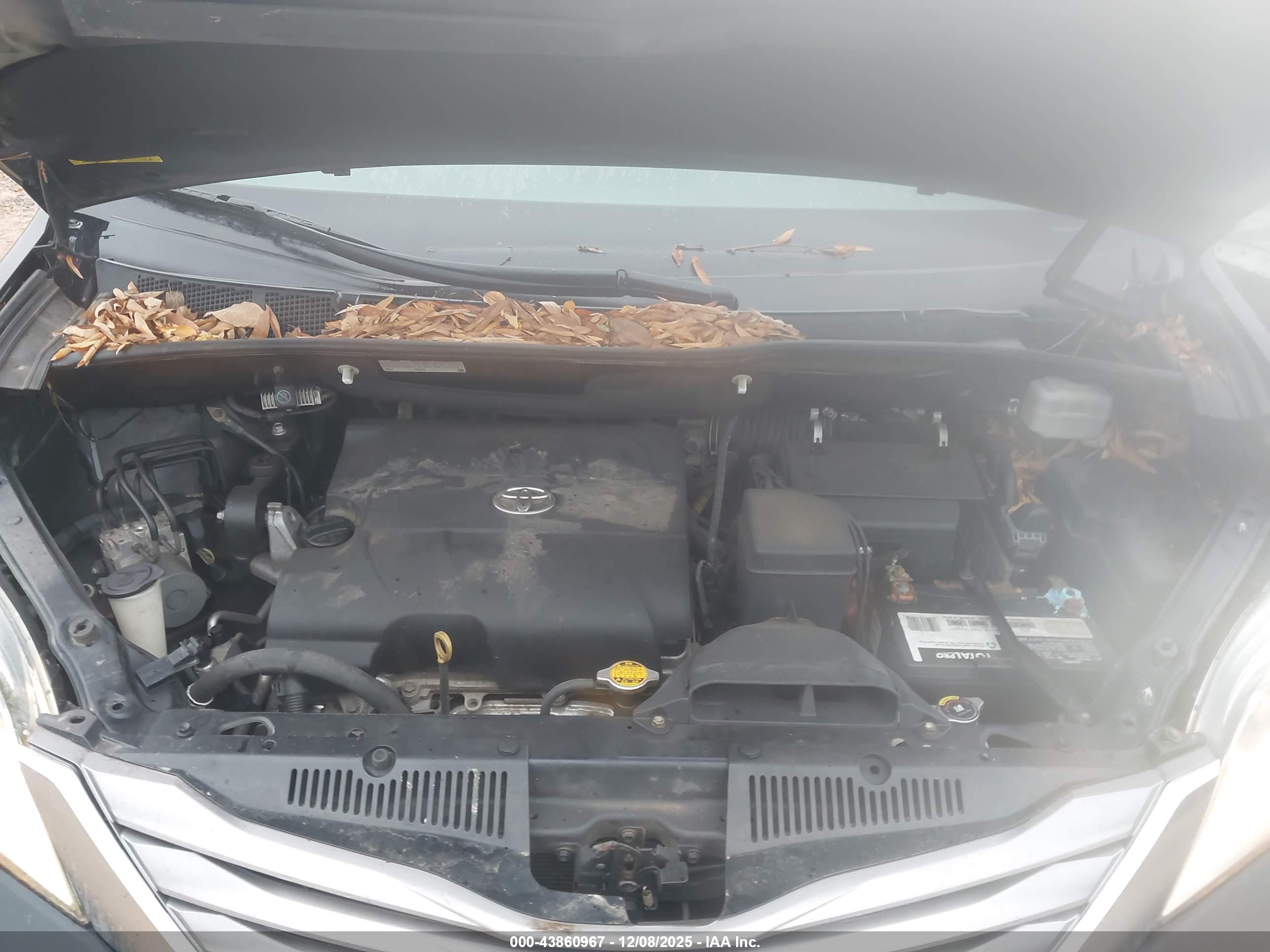 TOYOTA SIENNA image 10