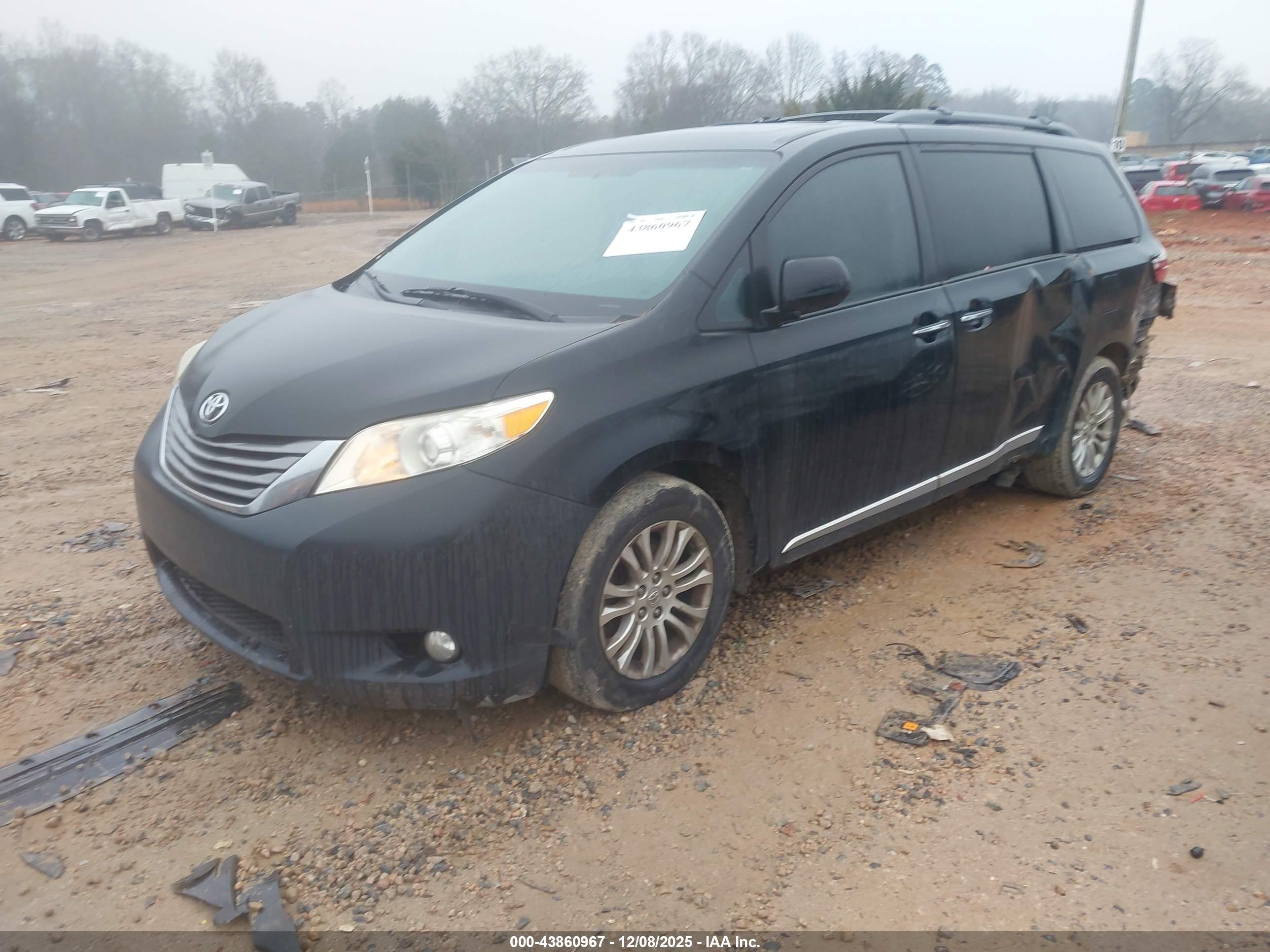 TOYOTA SIENNA image 2