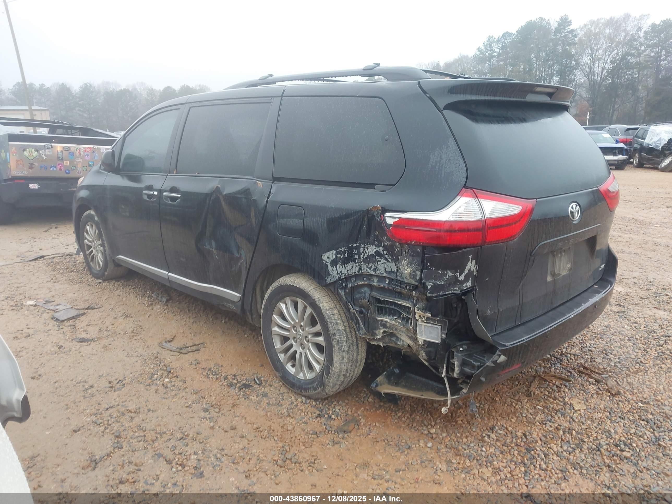 TOYOTA SIENNA image 3
