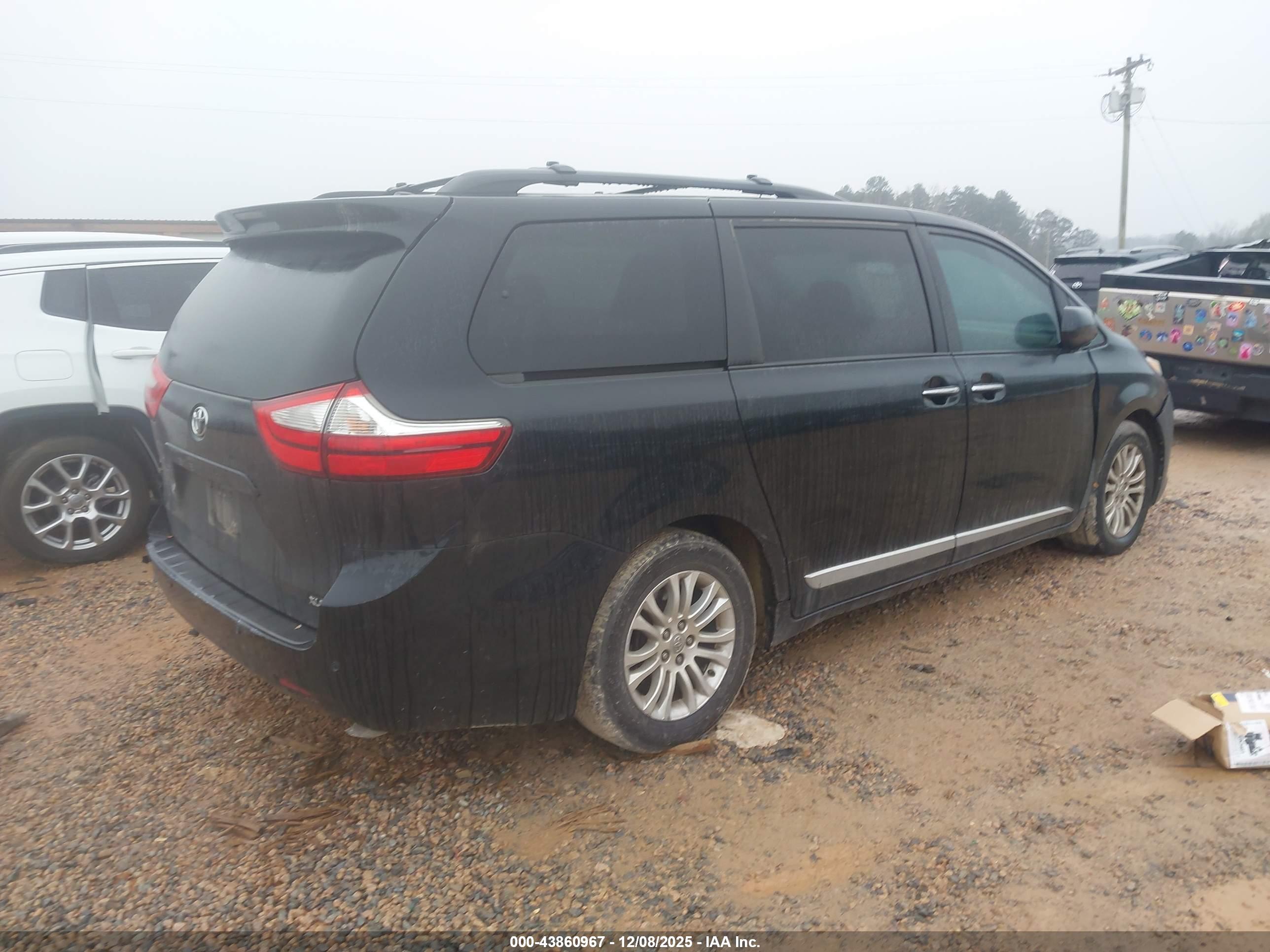 TOYOTA SIENNA image 4