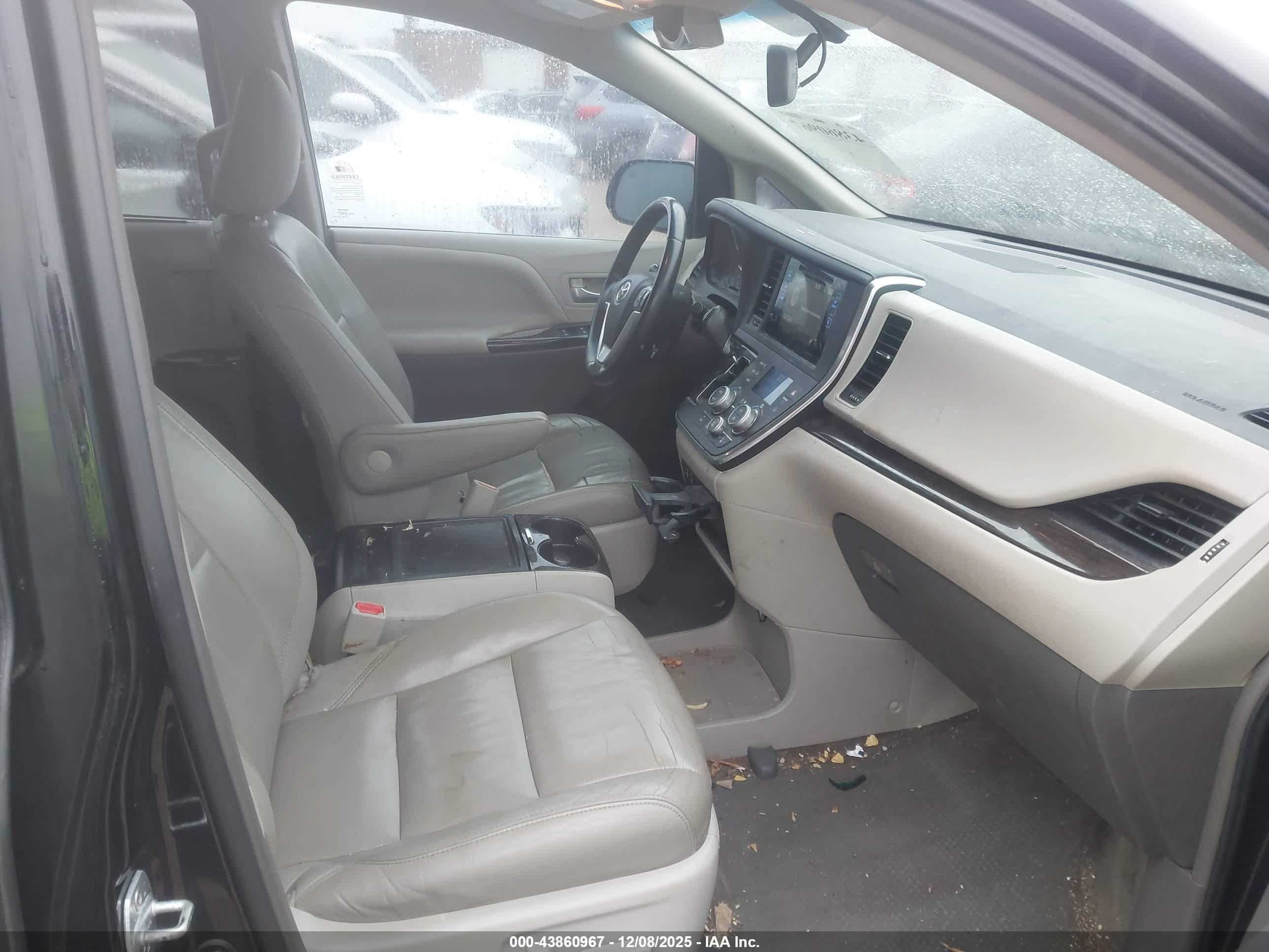 TOYOTA SIENNA image 5