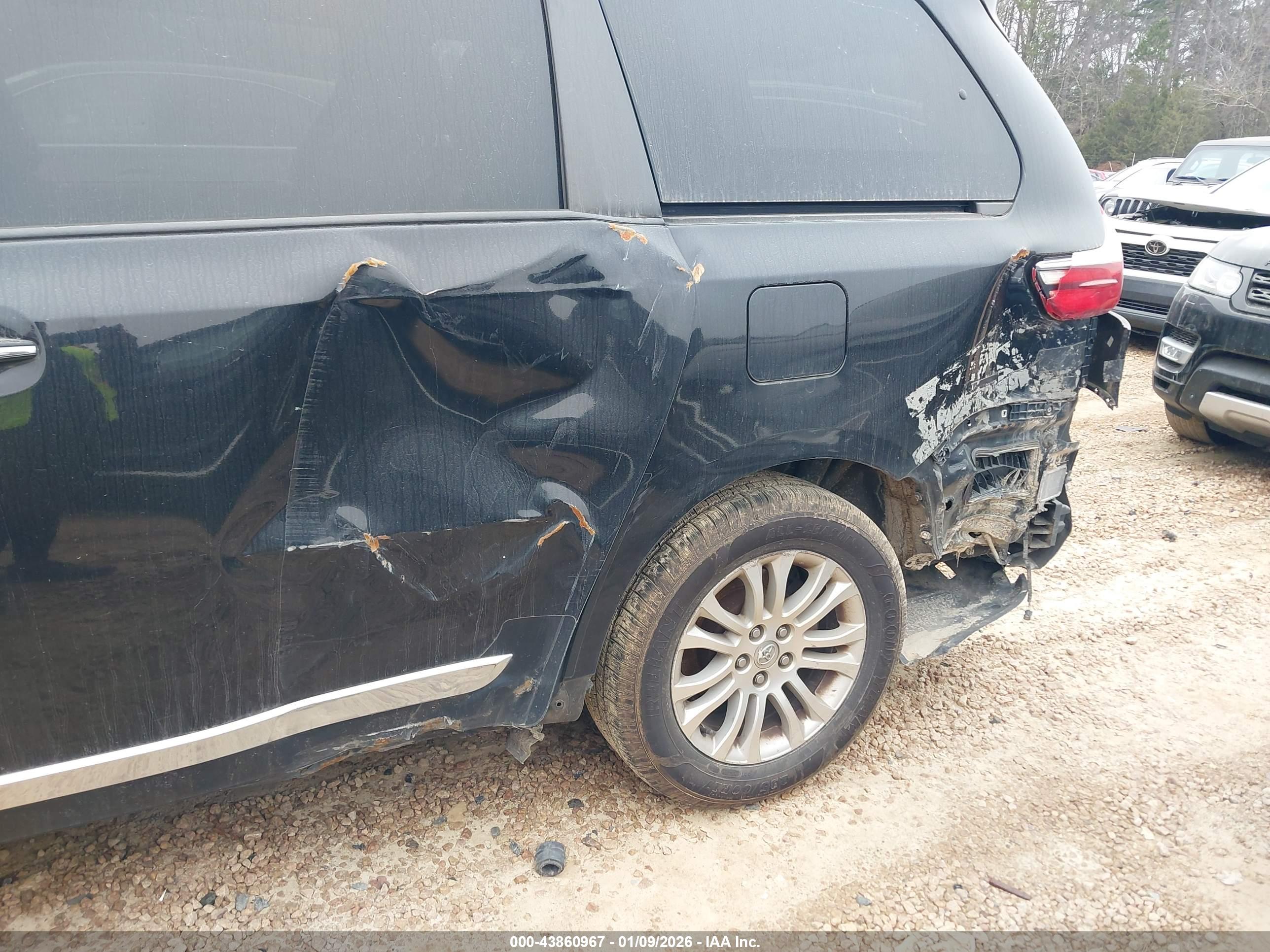 TOYOTA SIENNA image 6