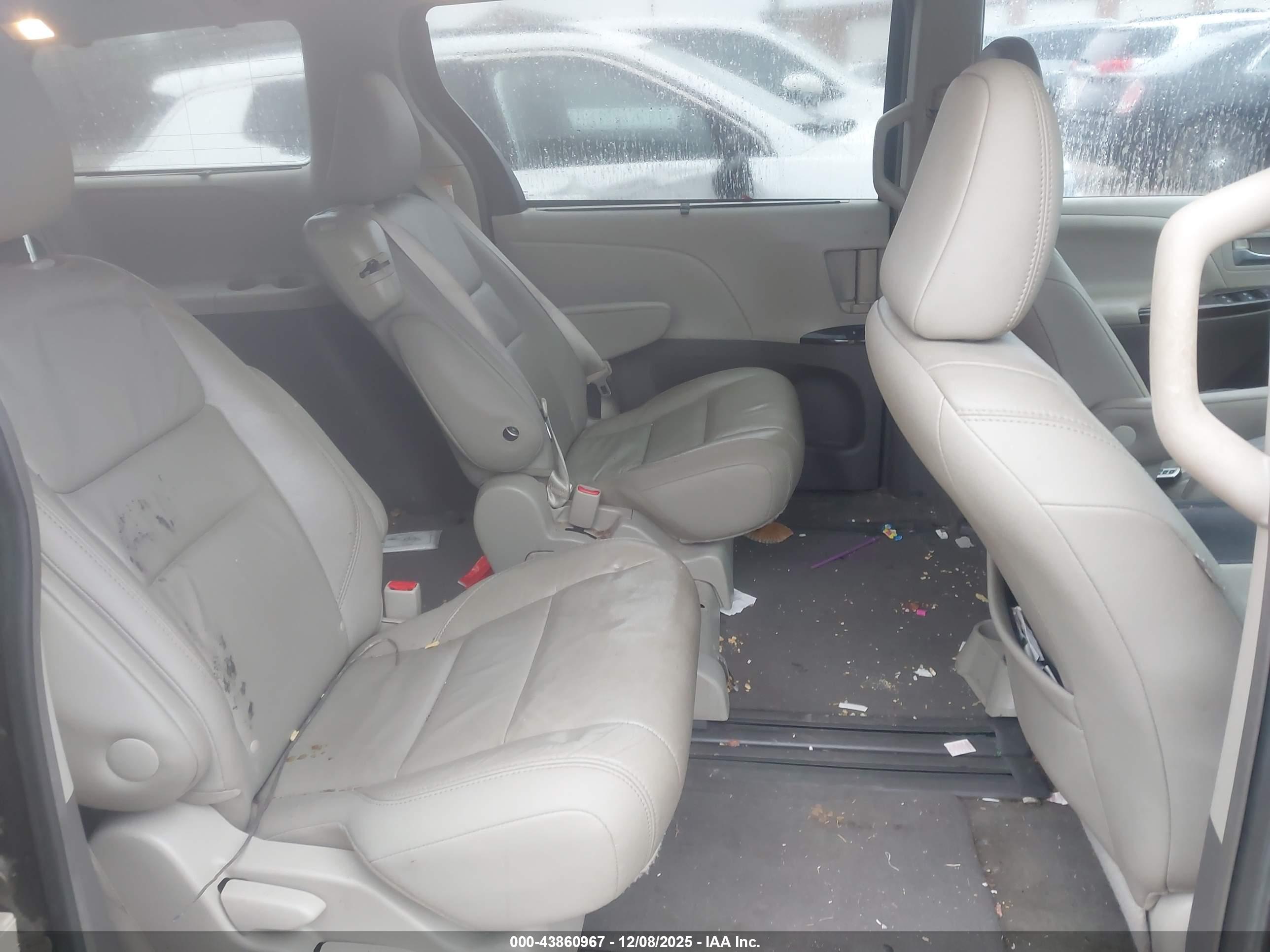 TOYOTA SIENNA image 8