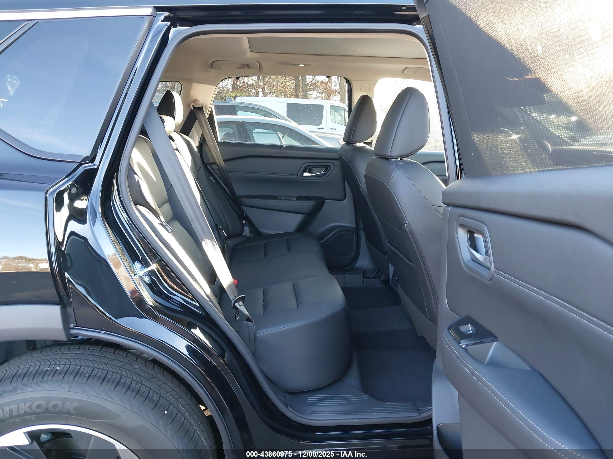 NISSAN ROGUE image 8
