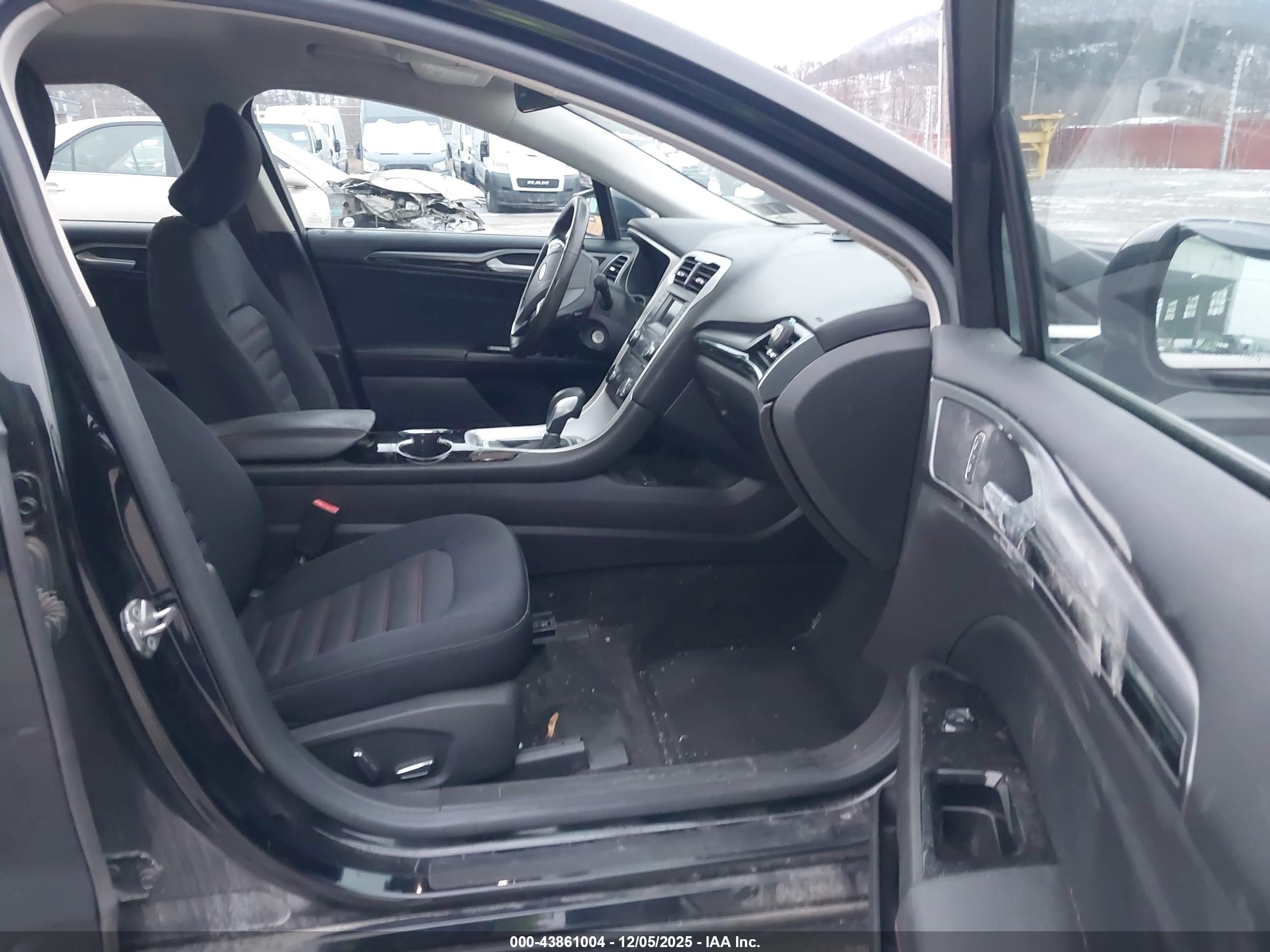 FORD FUSION image 5