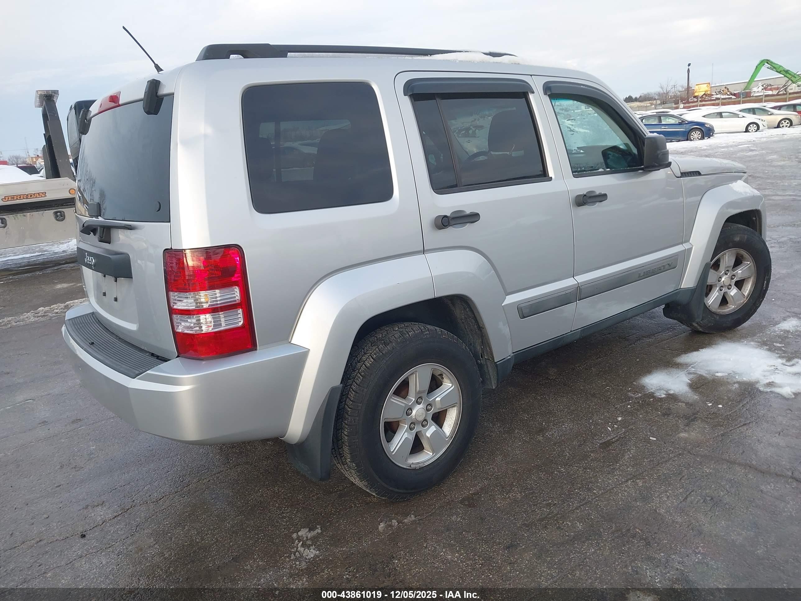 JEEP LIBERTY image 4