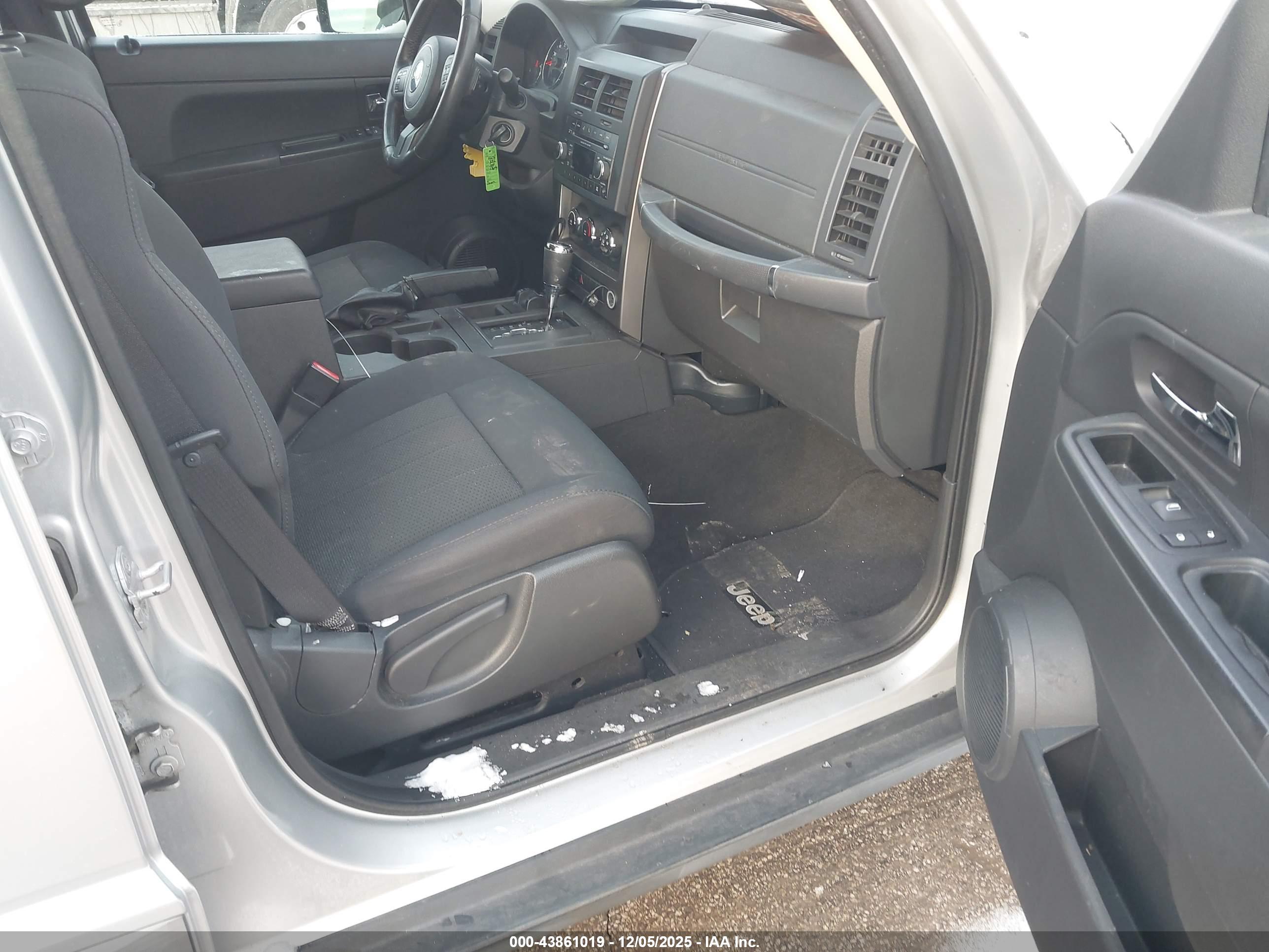 JEEP LIBERTY image 5