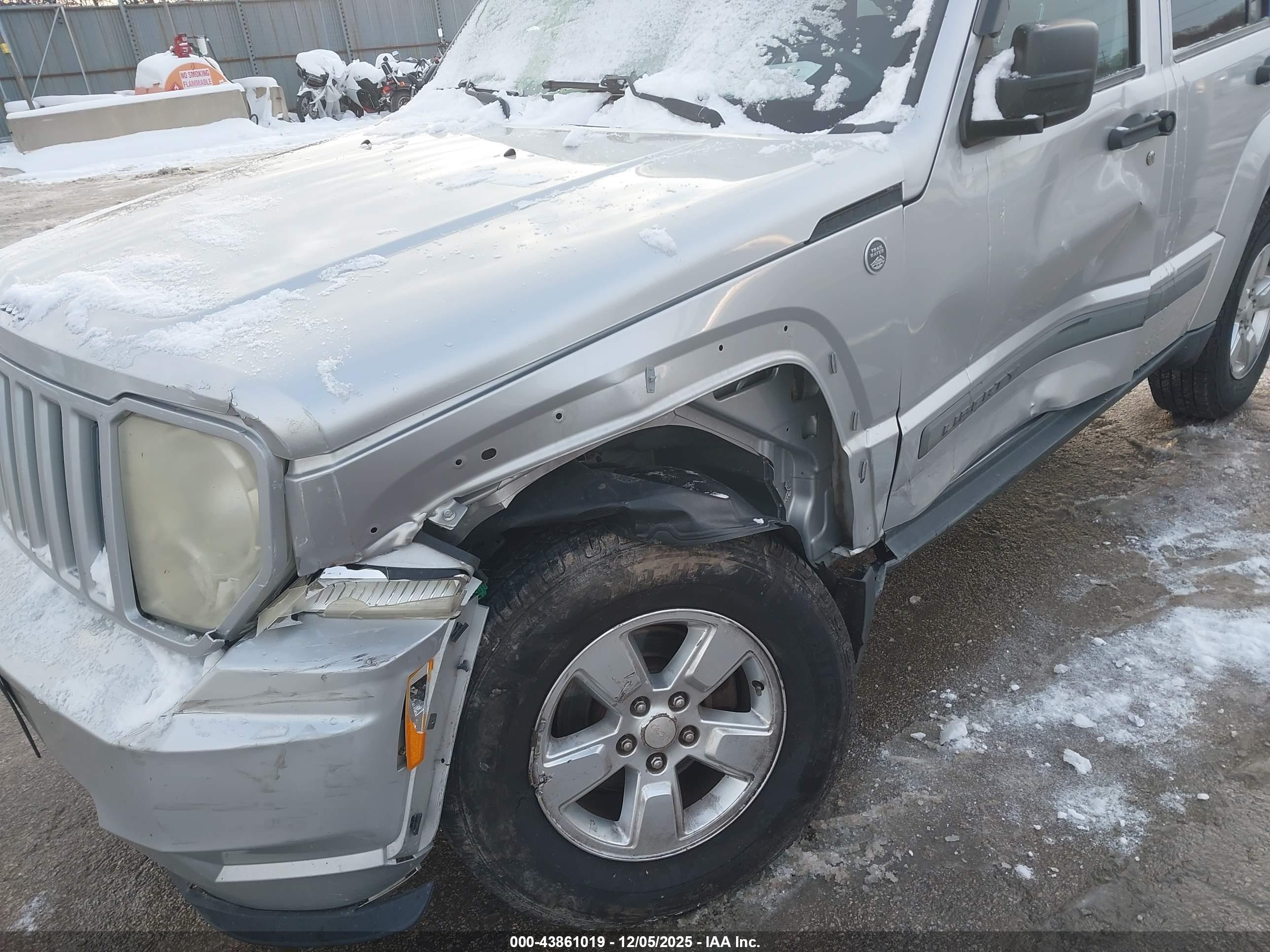 JEEP LIBERTY image 6