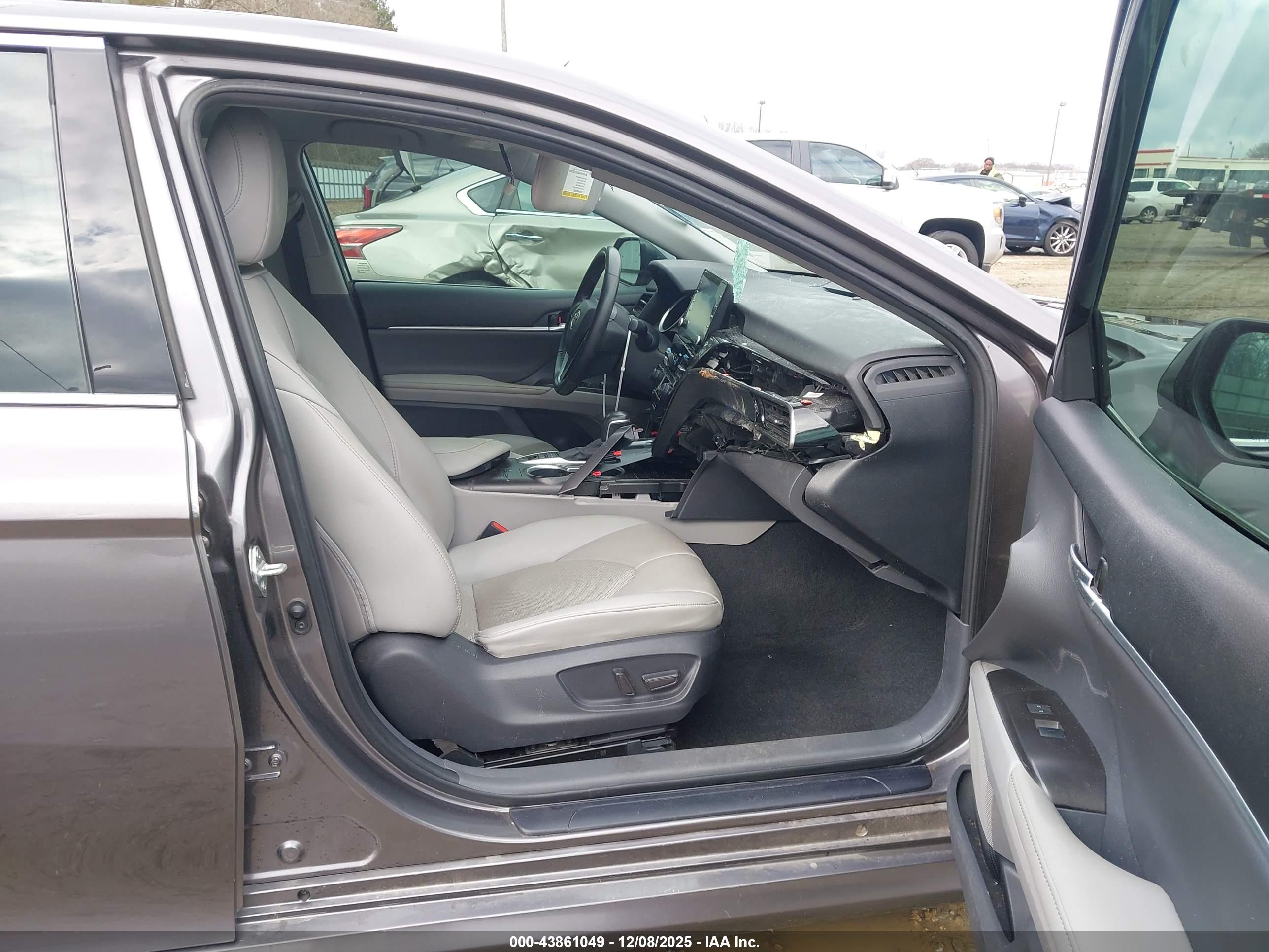 TOYOTA CAMRY image 5