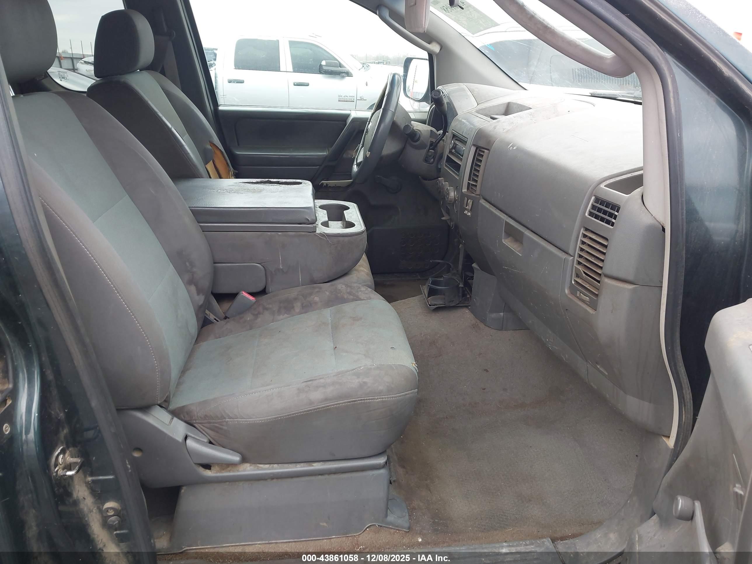 NISSAN TITAN image 5