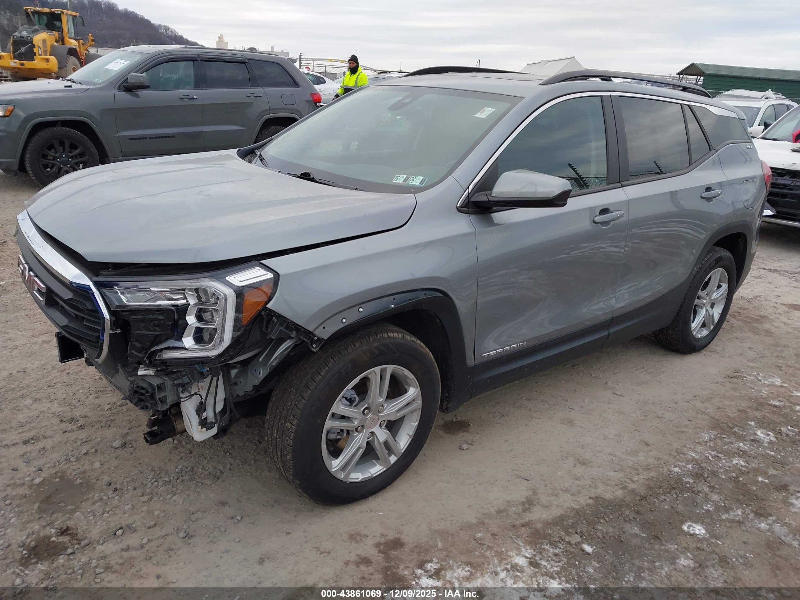 GMC TERRAIN image 2