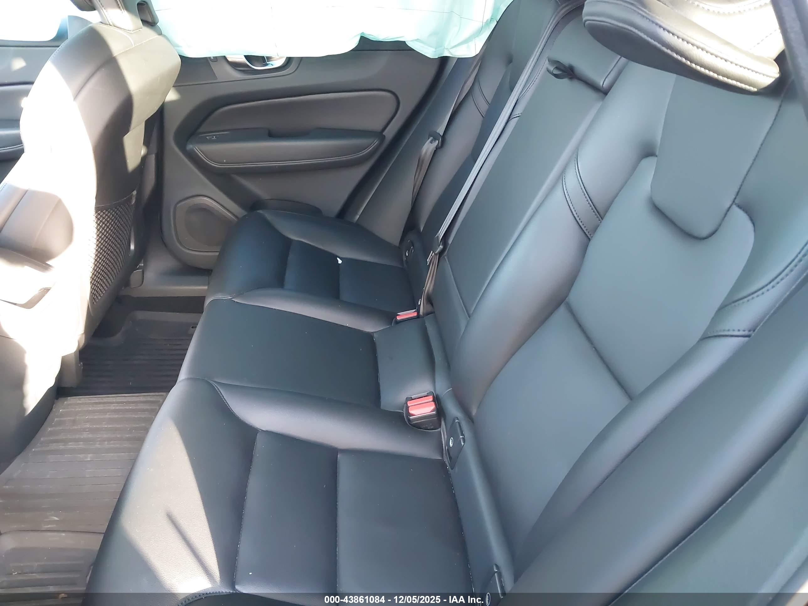 VOLVO XC60 image 8