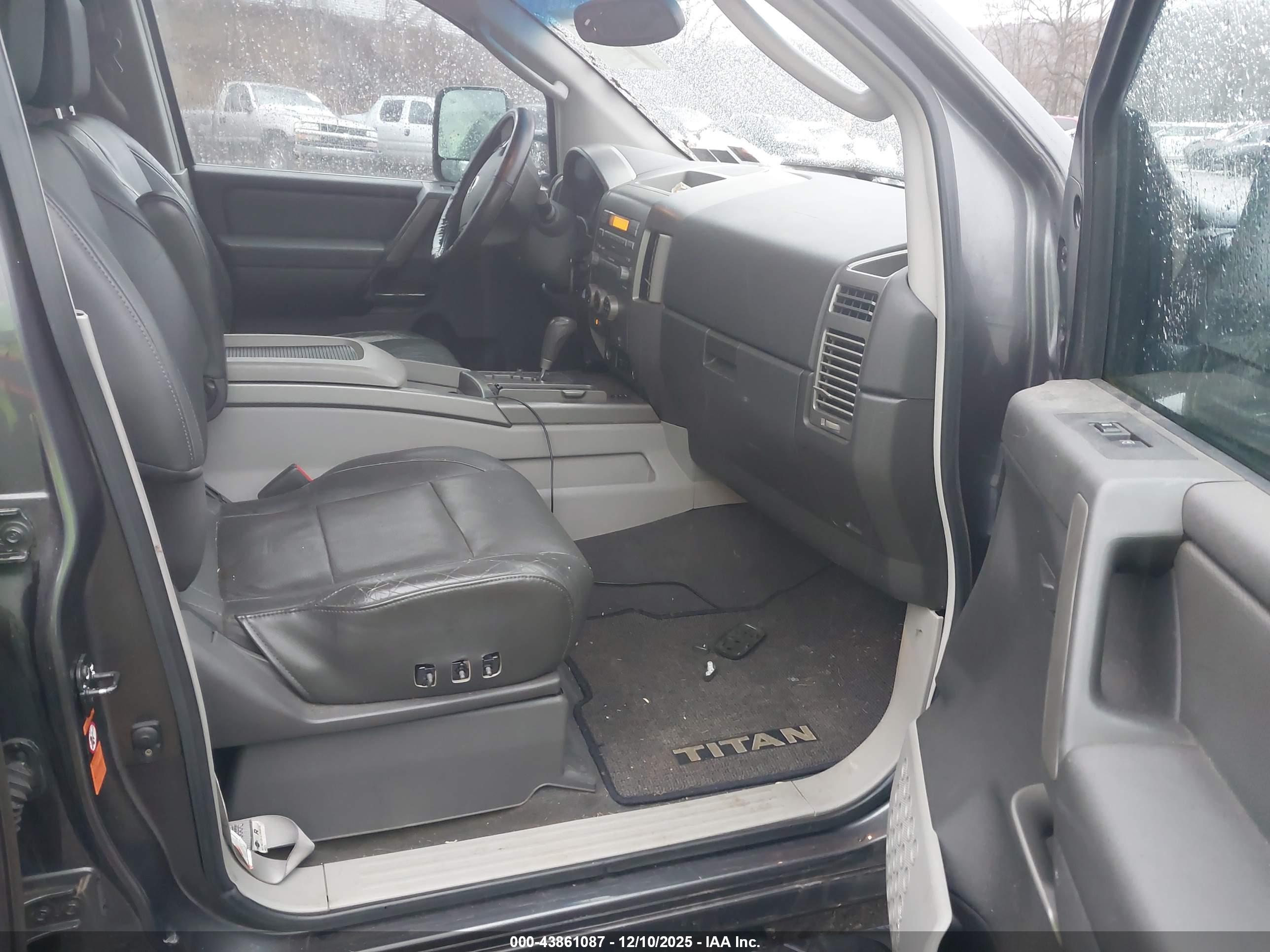 NISSAN TITAN image 5