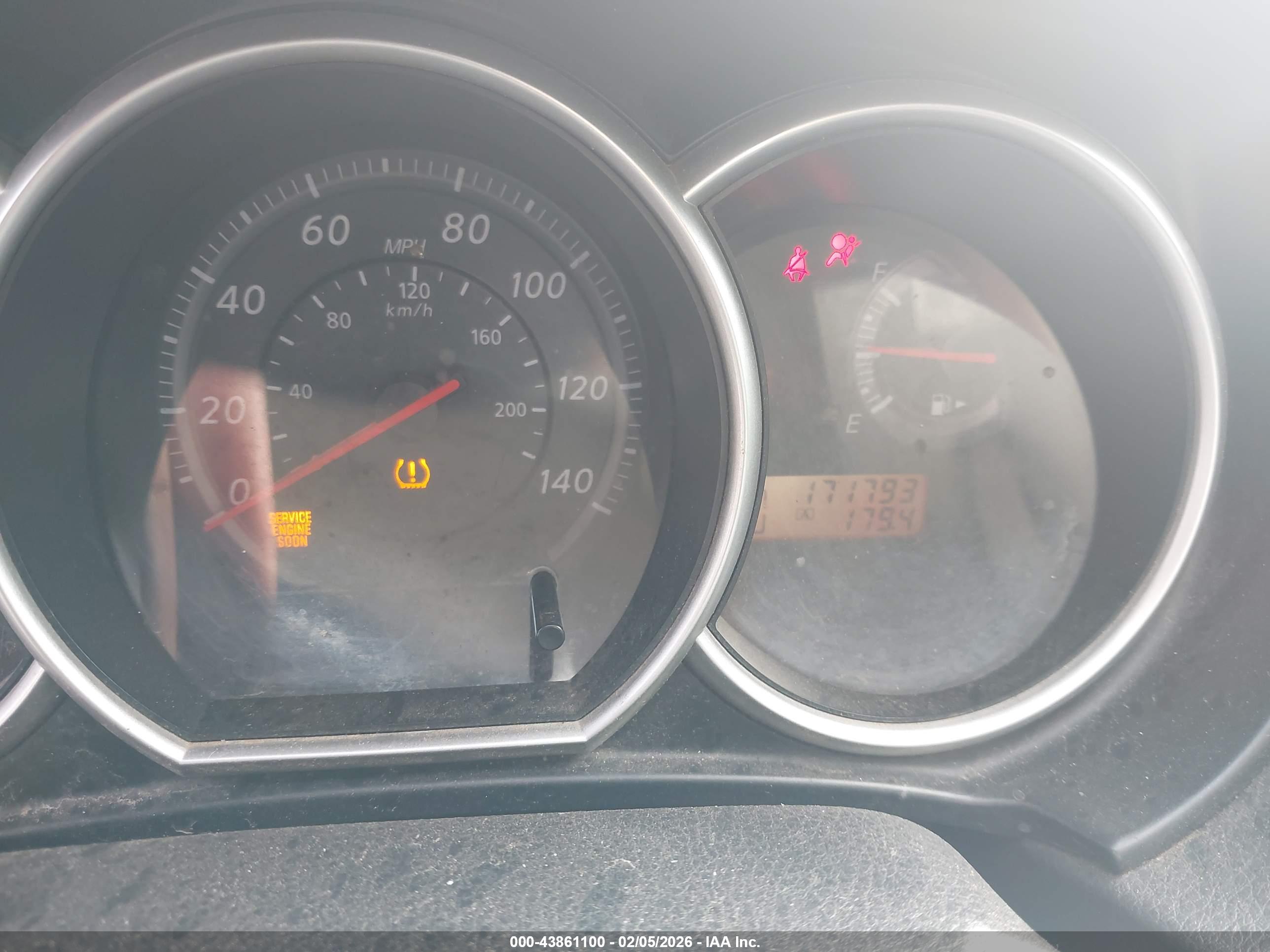 NISSAN VERSA image 7