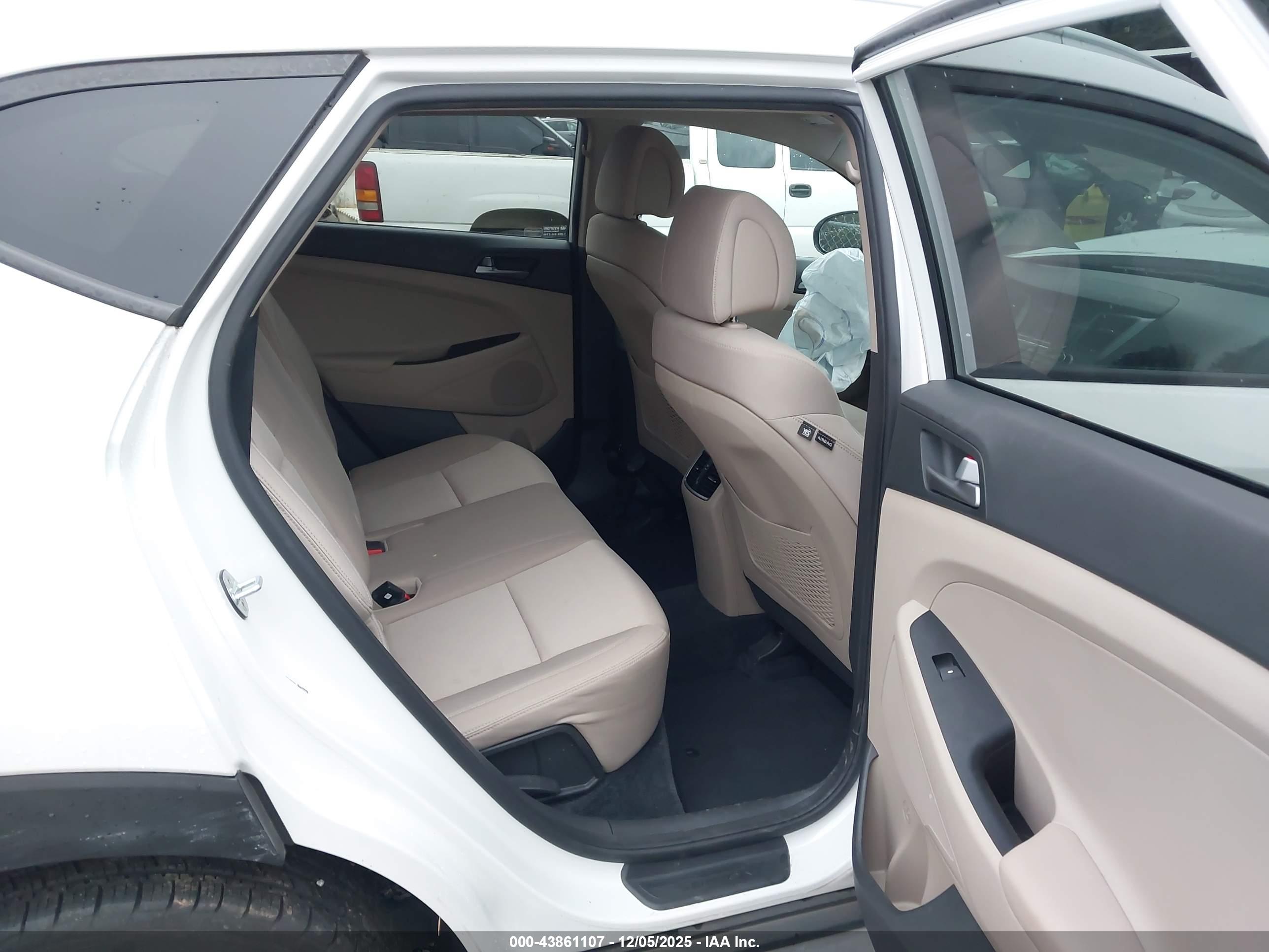 HYUNDAI TUCSON image 8