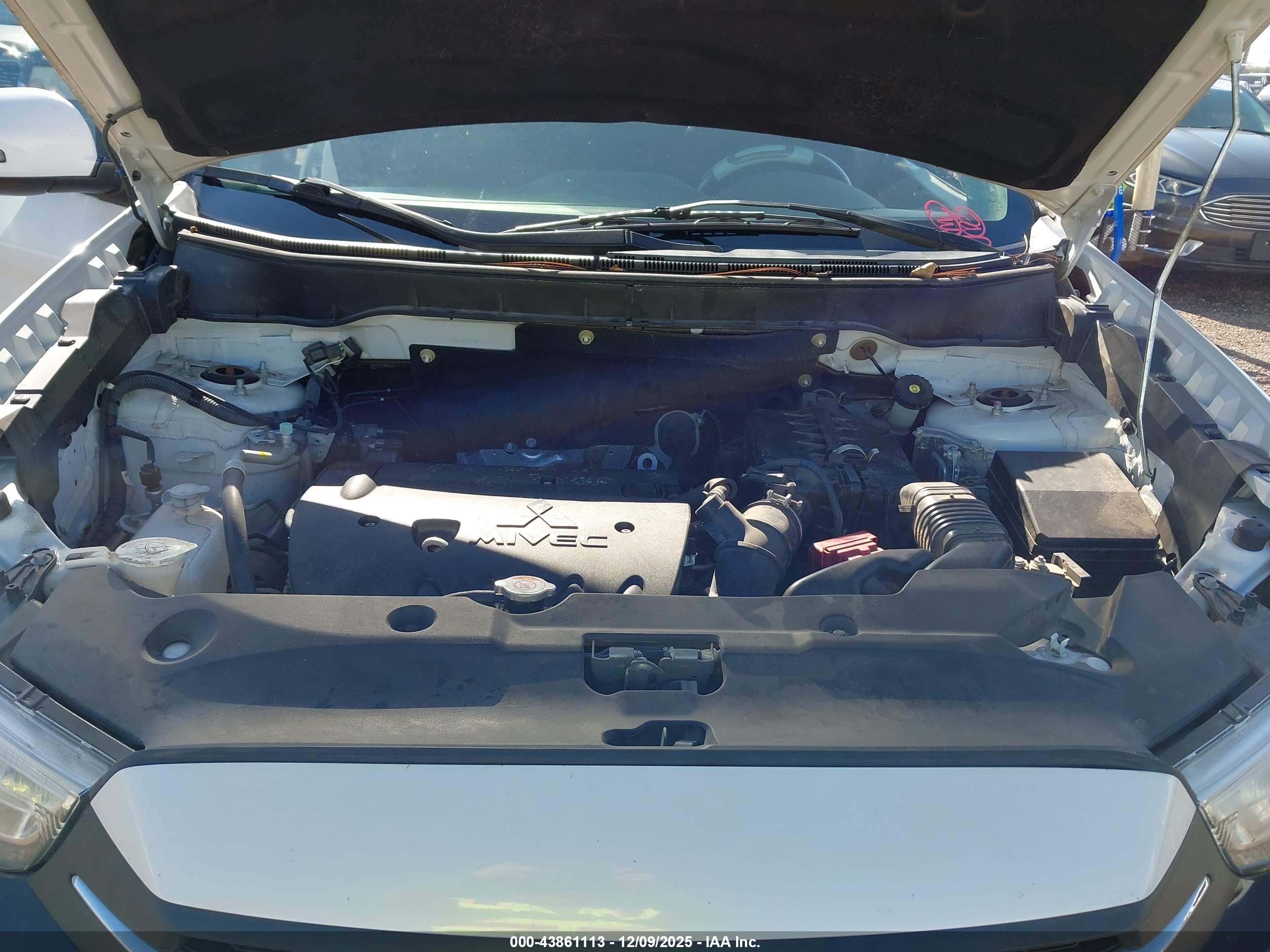 MITSUBISHI OUTLANDER image 10
