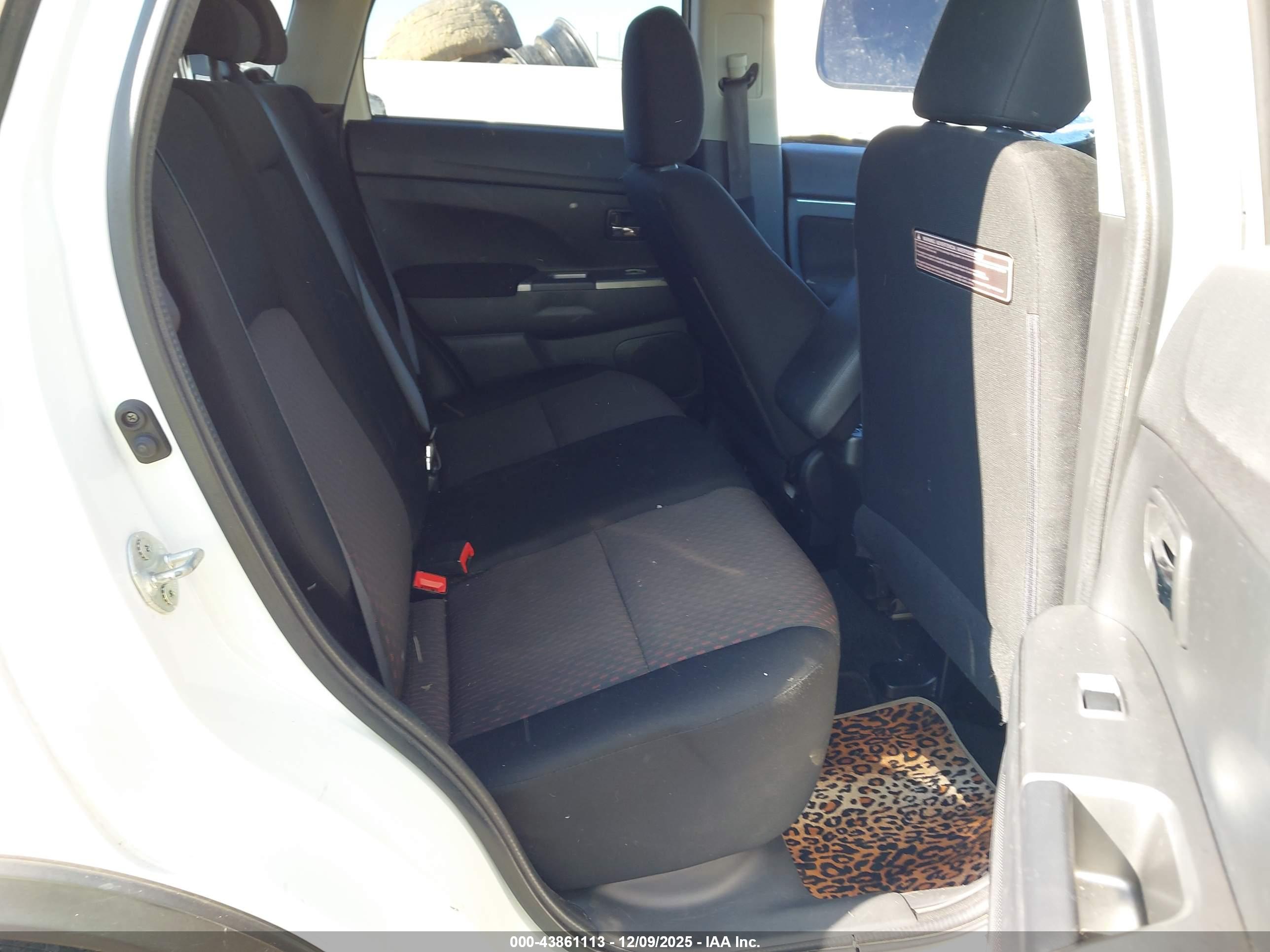MITSUBISHI OUTLANDER image 8