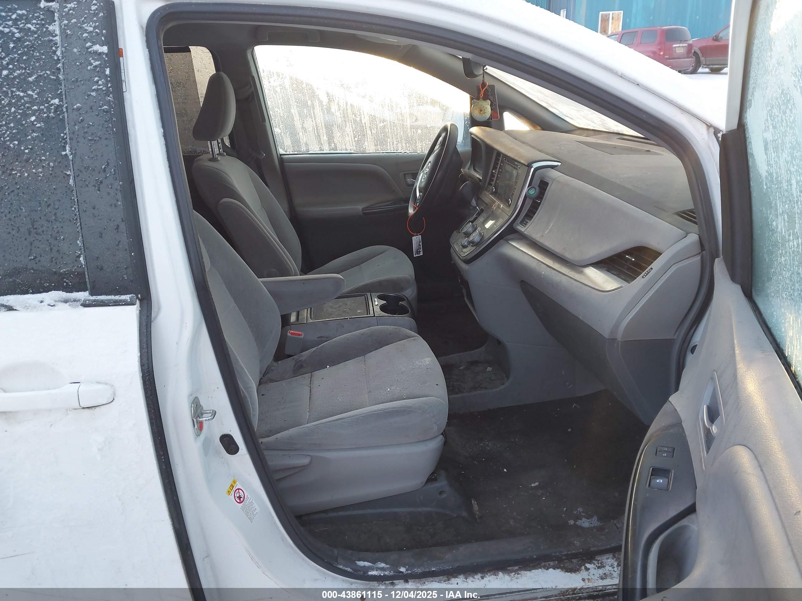 TOYOTA SIENNA image 5