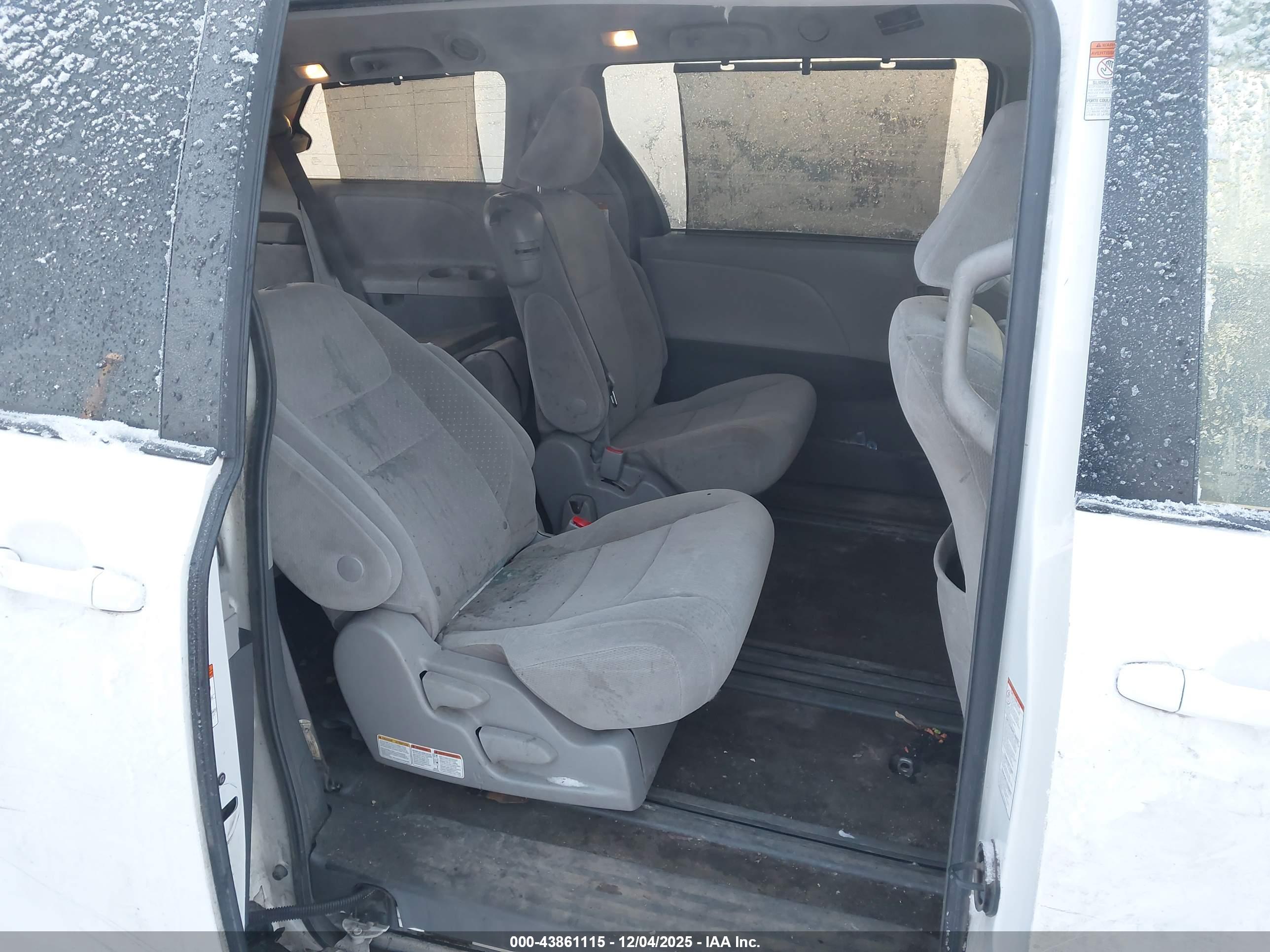 TOYOTA SIENNA image 8