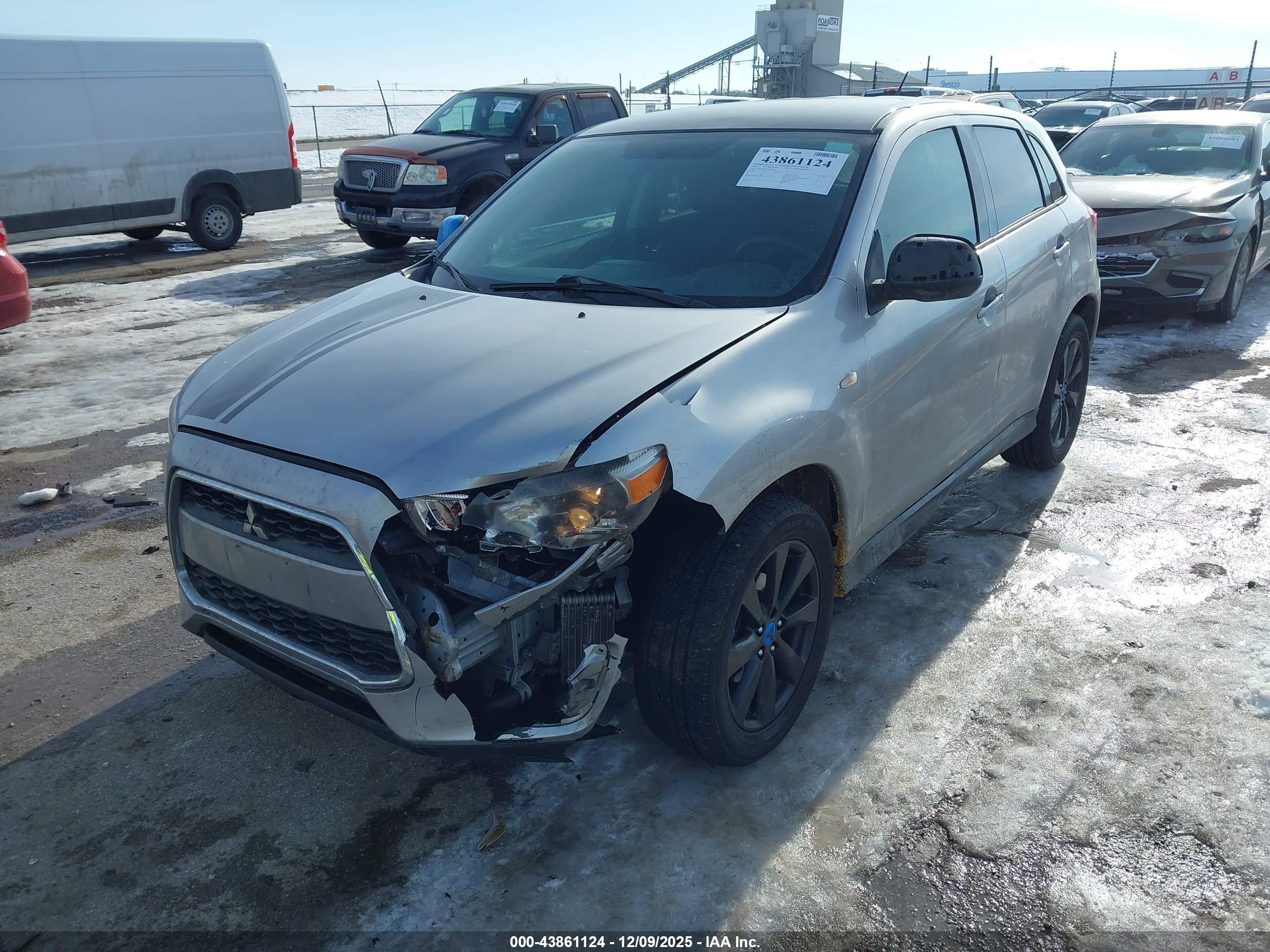 MITSUBISHI OUTLANDER image 2
