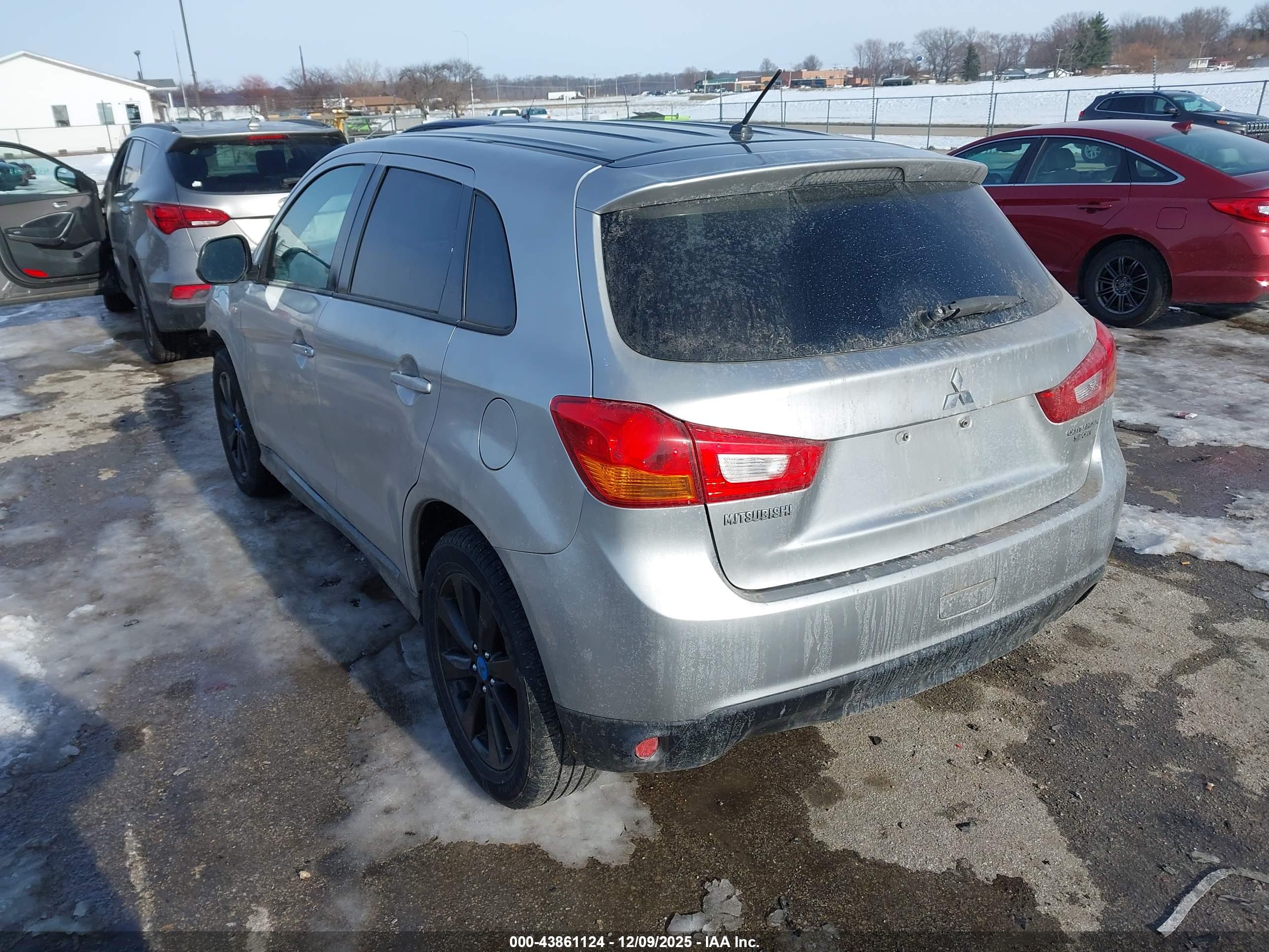 MITSUBISHI OUTLANDER image 3