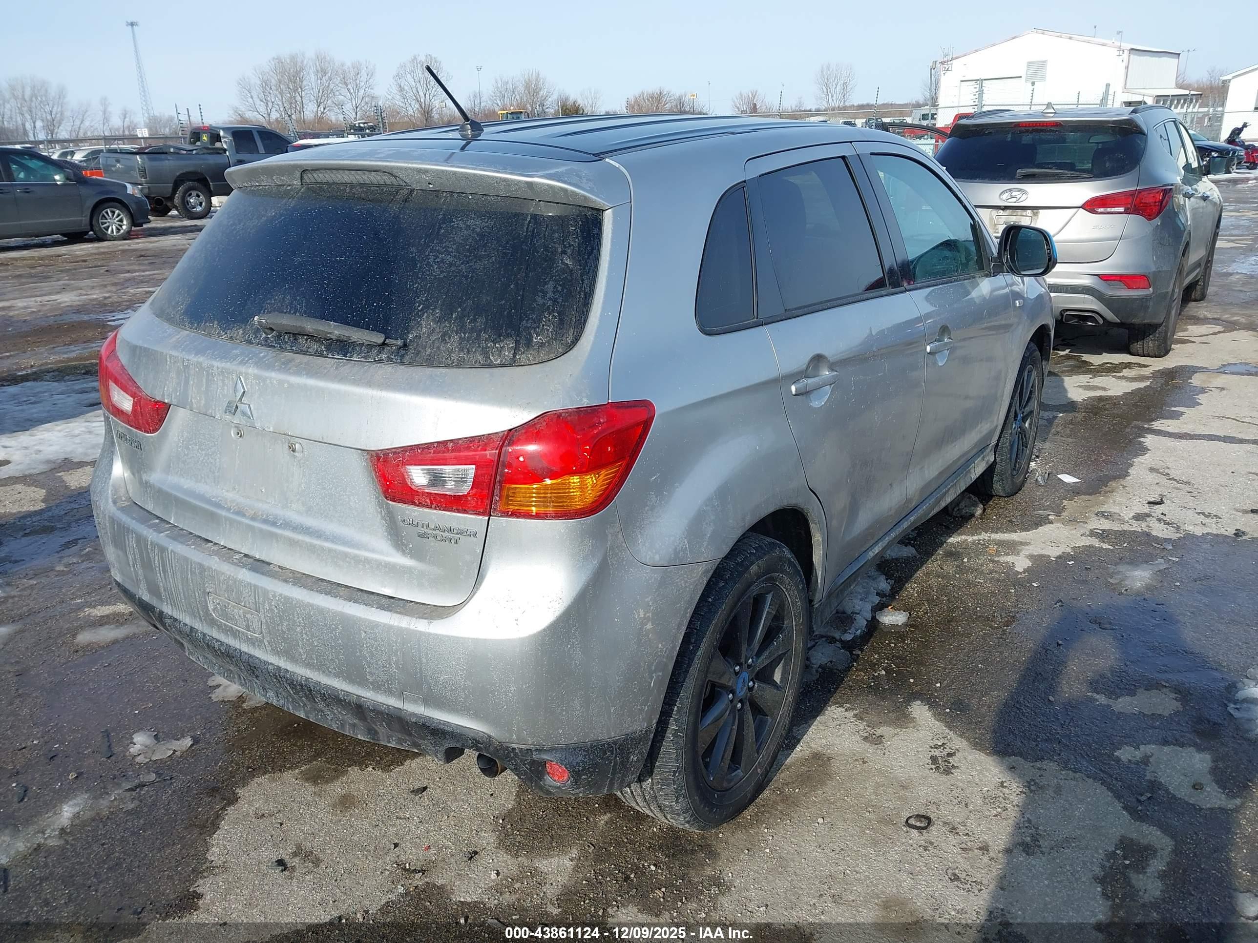 MITSUBISHI OUTLANDER image 4