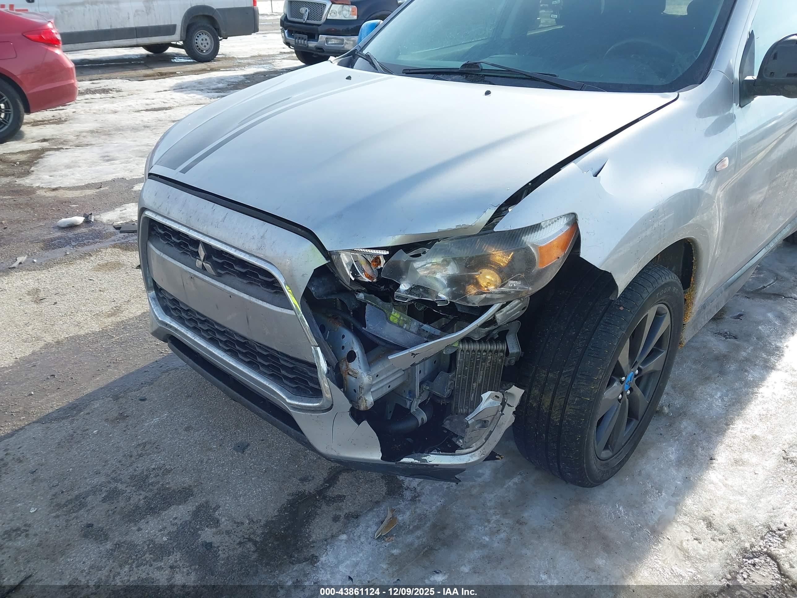 MITSUBISHI OUTLANDER image 6