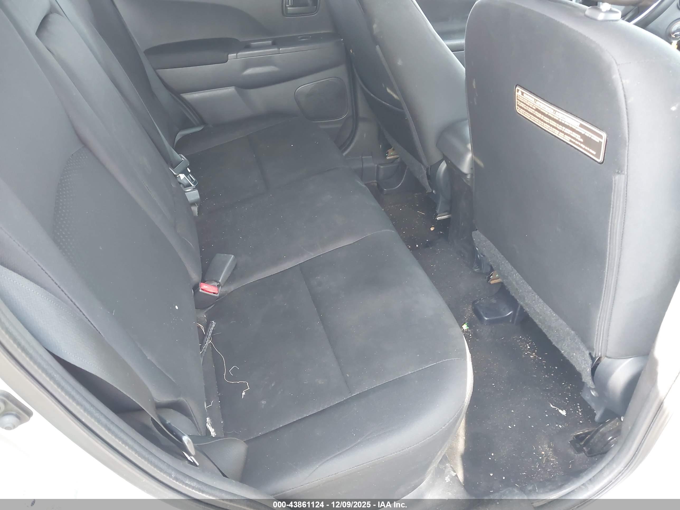 MITSUBISHI OUTLANDER image 8