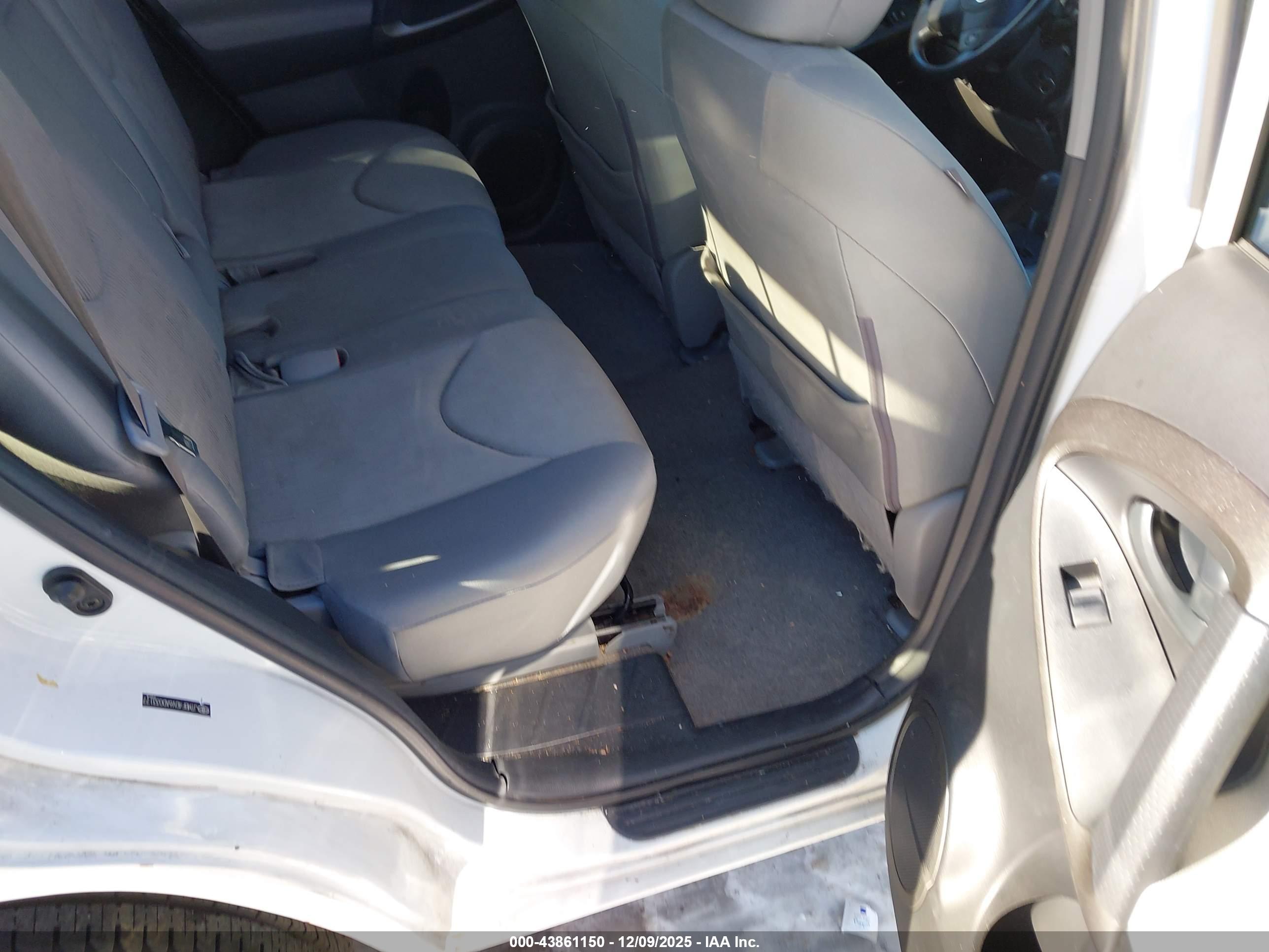 TOYOTA RAV4 image 8