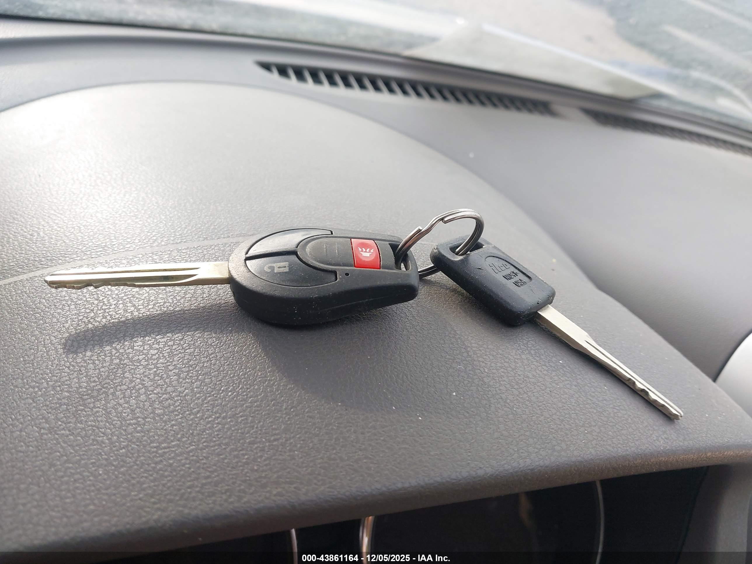 NISSAN VERSA image 11