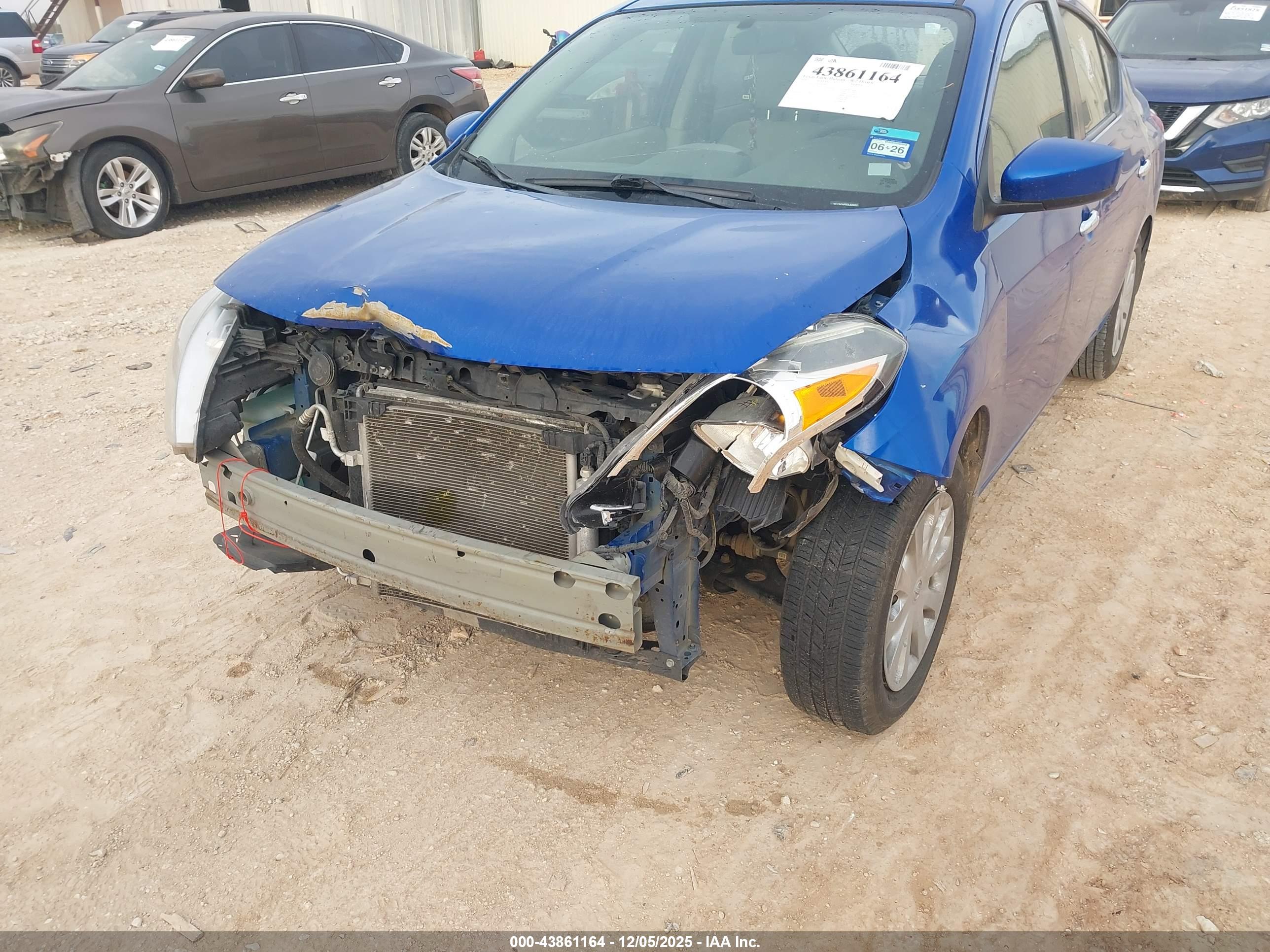 NISSAN VERSA image 6