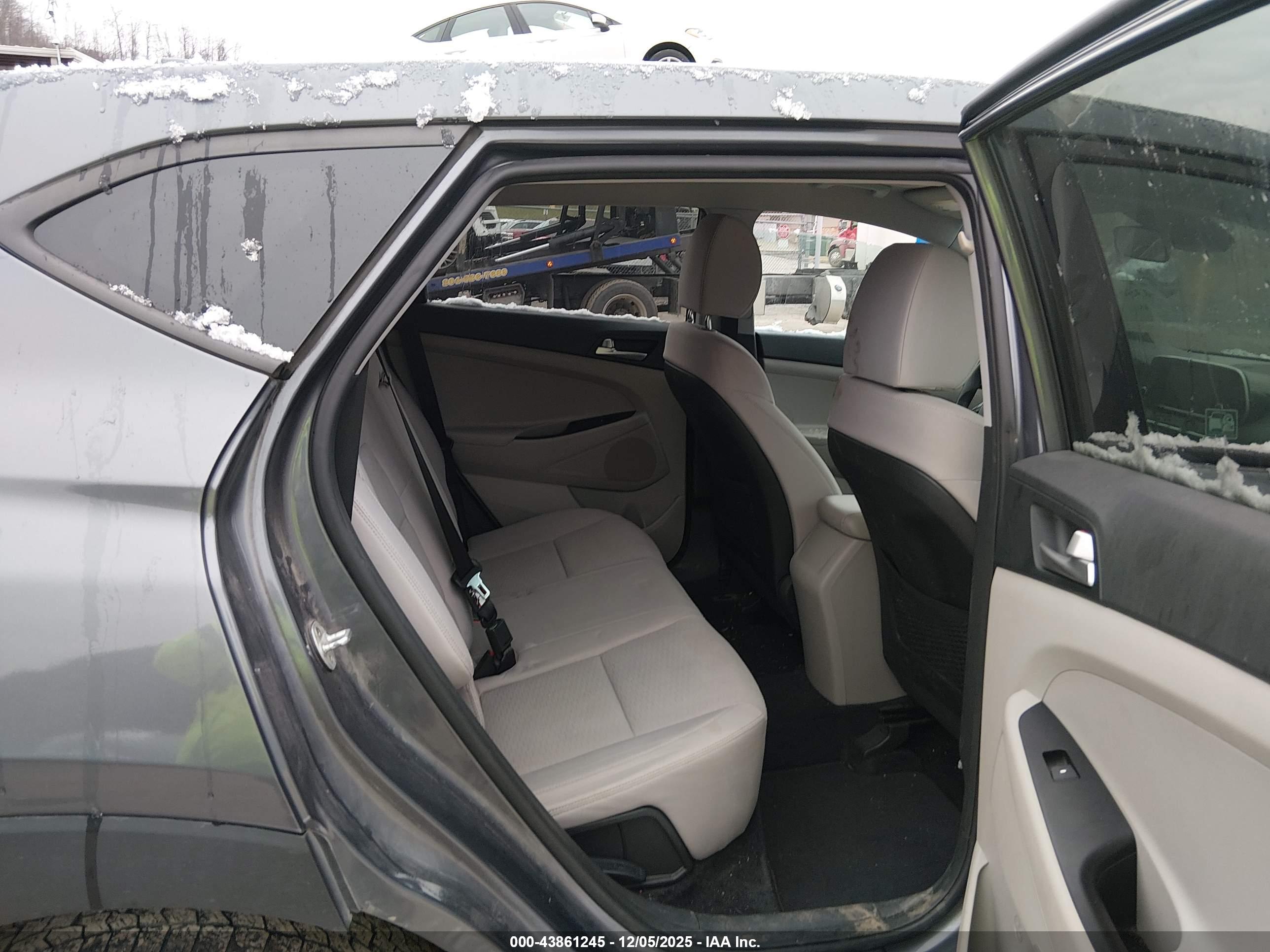 HYUNDAI TUCSON image 8