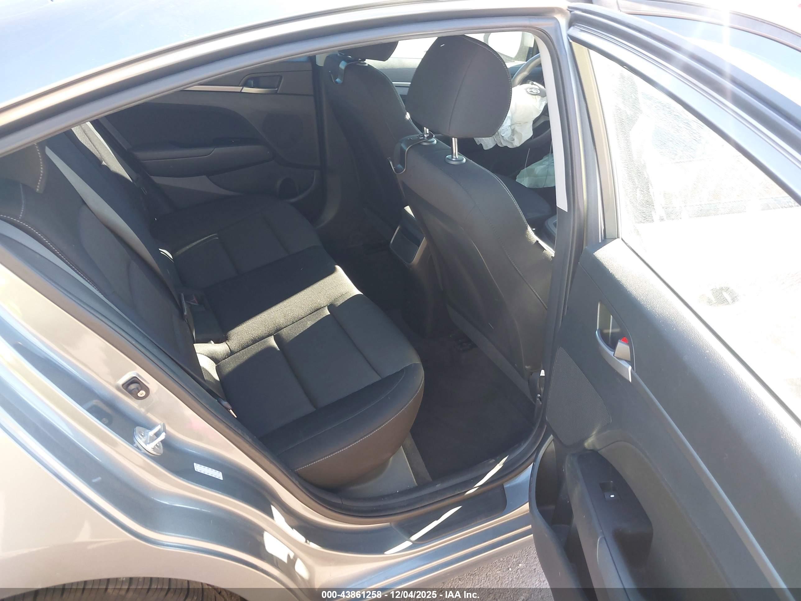 HYUNDAI ELANTRA image 8