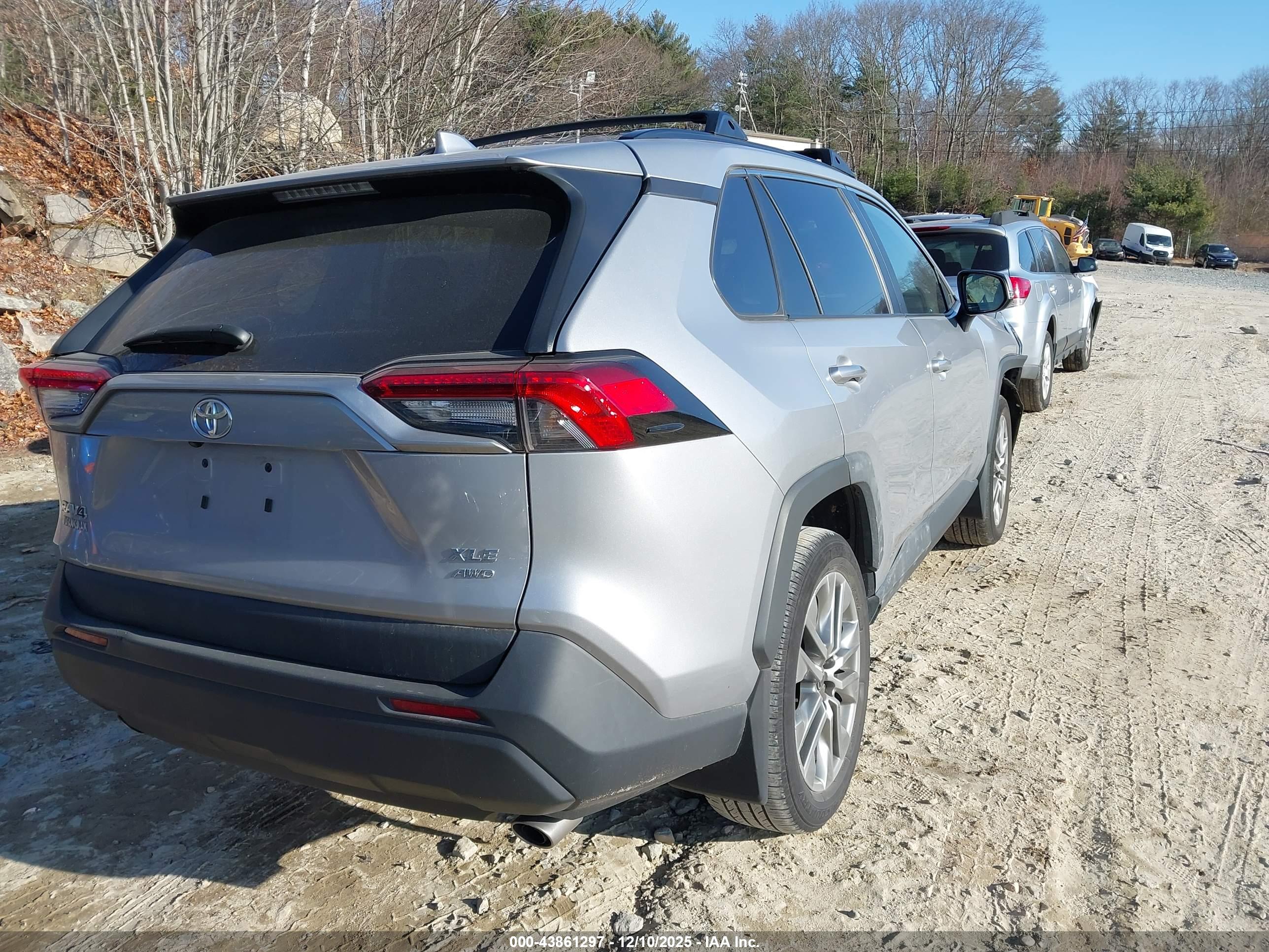 TOYOTA RAV4 image 4