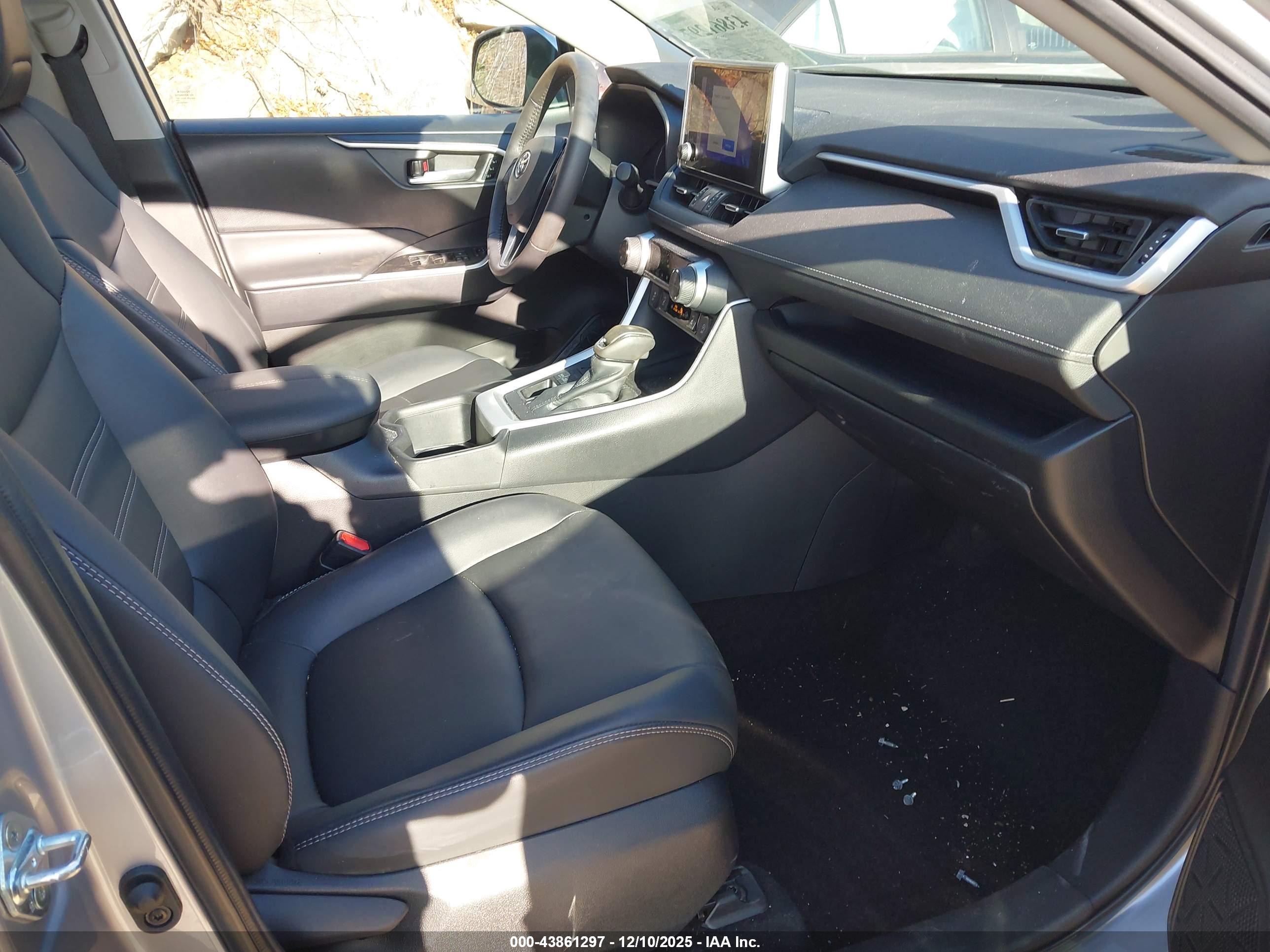 TOYOTA RAV4 image 5