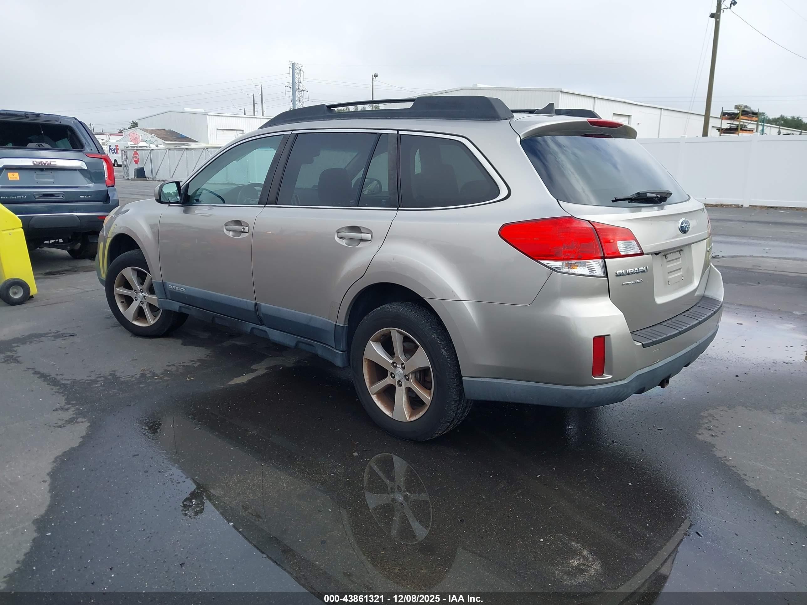 SUBARU OUTBACK image 3