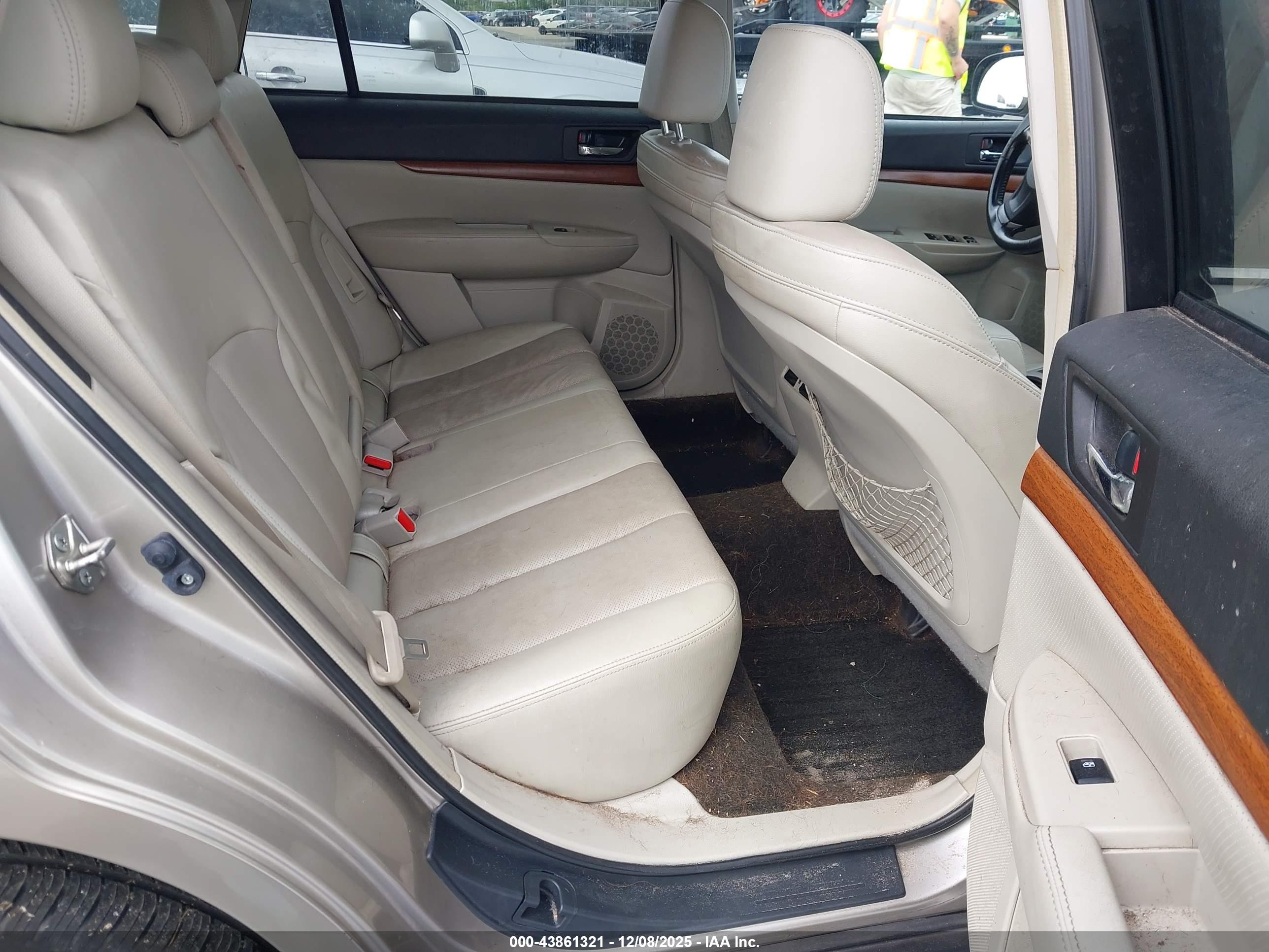 SUBARU OUTBACK image 8