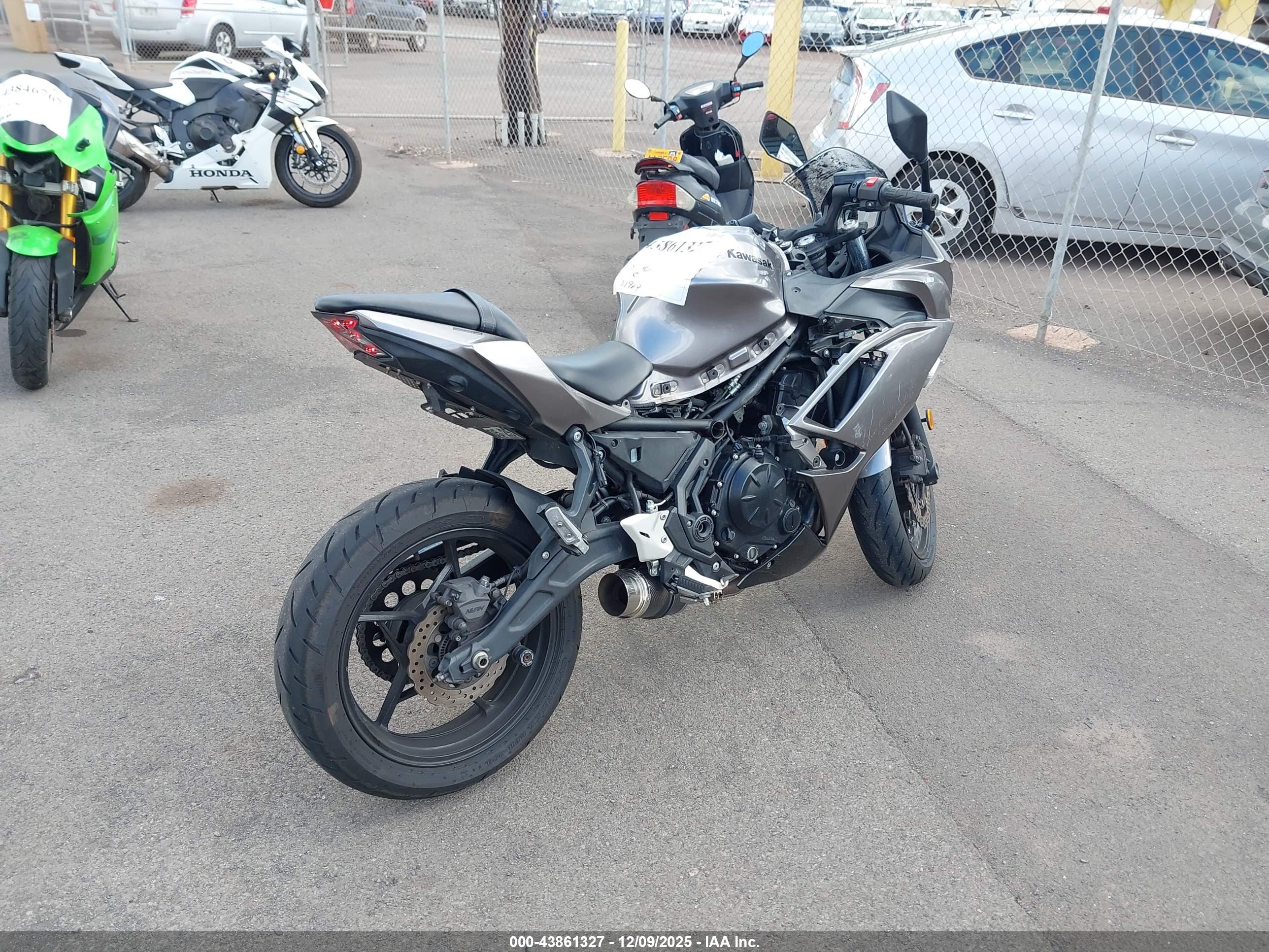 KAWASAKI EX650 image 4