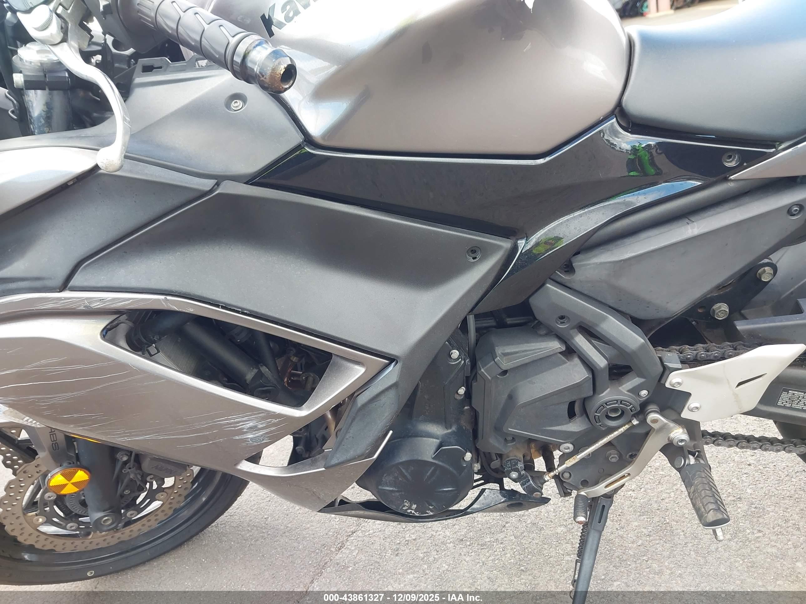 KAWASAKI EX650 image 9